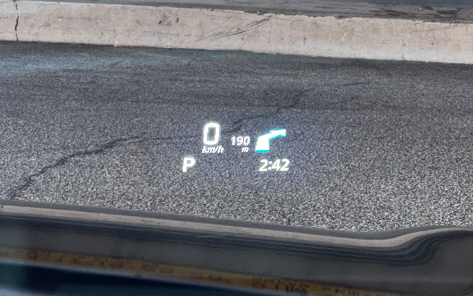 ヘッドアップディスプレイのAndroid Auto連動機能。Google マップのナビゲーション機能を使っている場合に、右折、左折、直進などが表示される。視線を落とさないでいいので、こうした案内はとてもありがたい