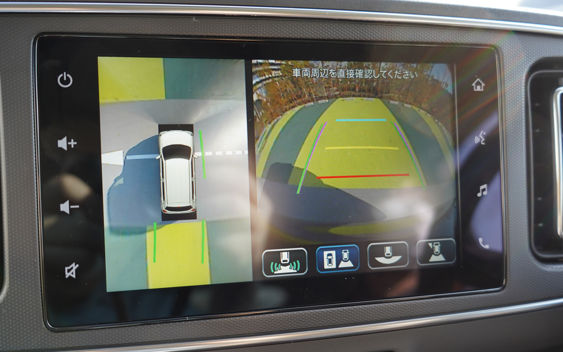 バックギヤに入れると、後部カメラと4つのカメラから合成された画面に切り替わる。隣との位置なども分かりやすいので車庫入れが苦手な人にはうれしい機能