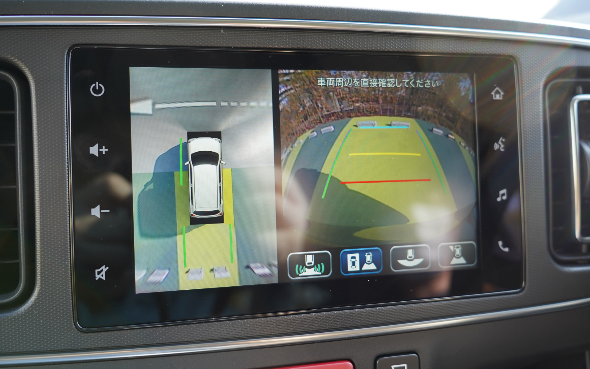 バックギヤに入れると、後部カメラと4つのカメラから合成された画面に切り替わる。隣との位置なども分かりやすいので車庫入れが苦手な人にはうれしい機能