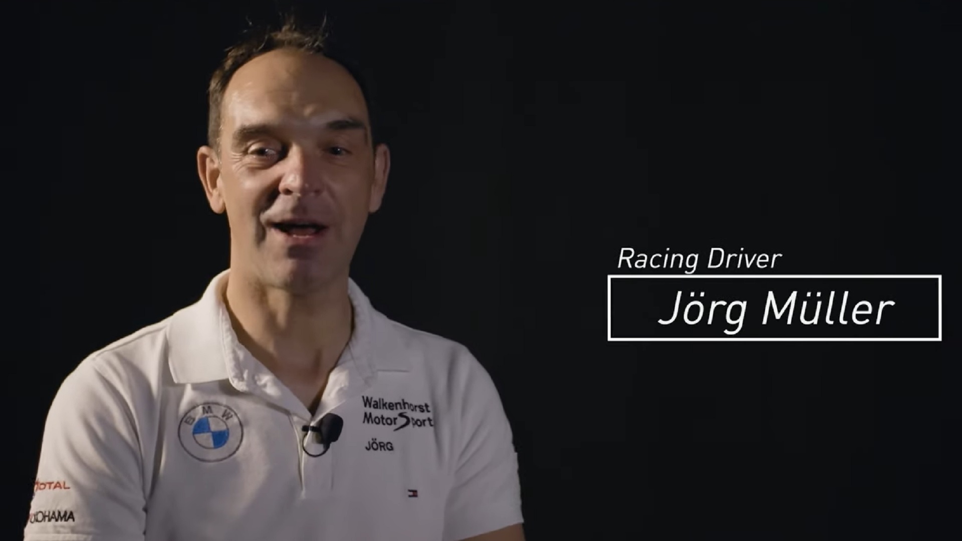 アドバン スポーツ V107の感想を語るレーシングドライバーのヨルグ・ミューラー選手