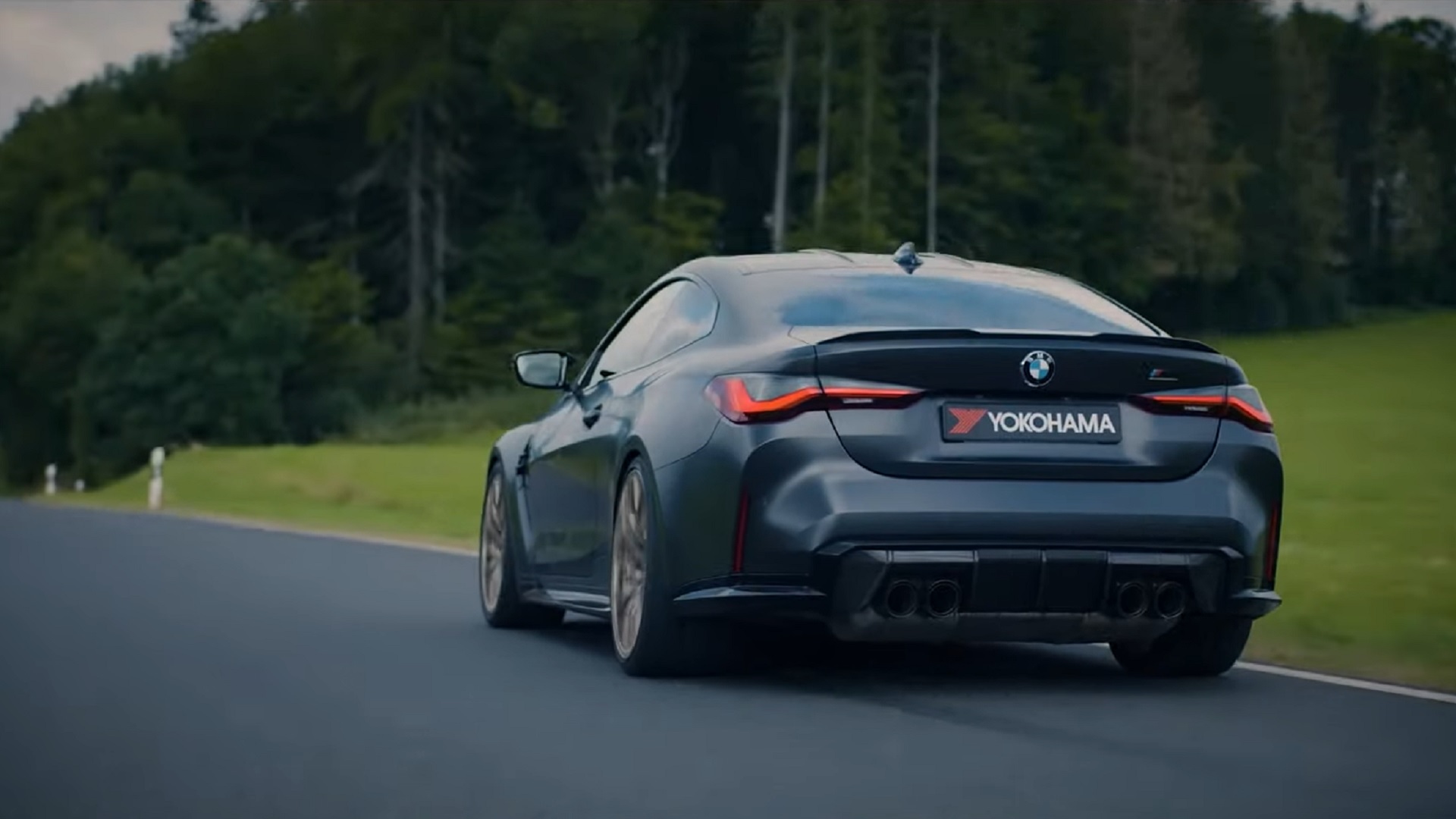 アドバン スポーツ V107の感想を語るレーシングドライバーのヨルグ・ミューラー選手