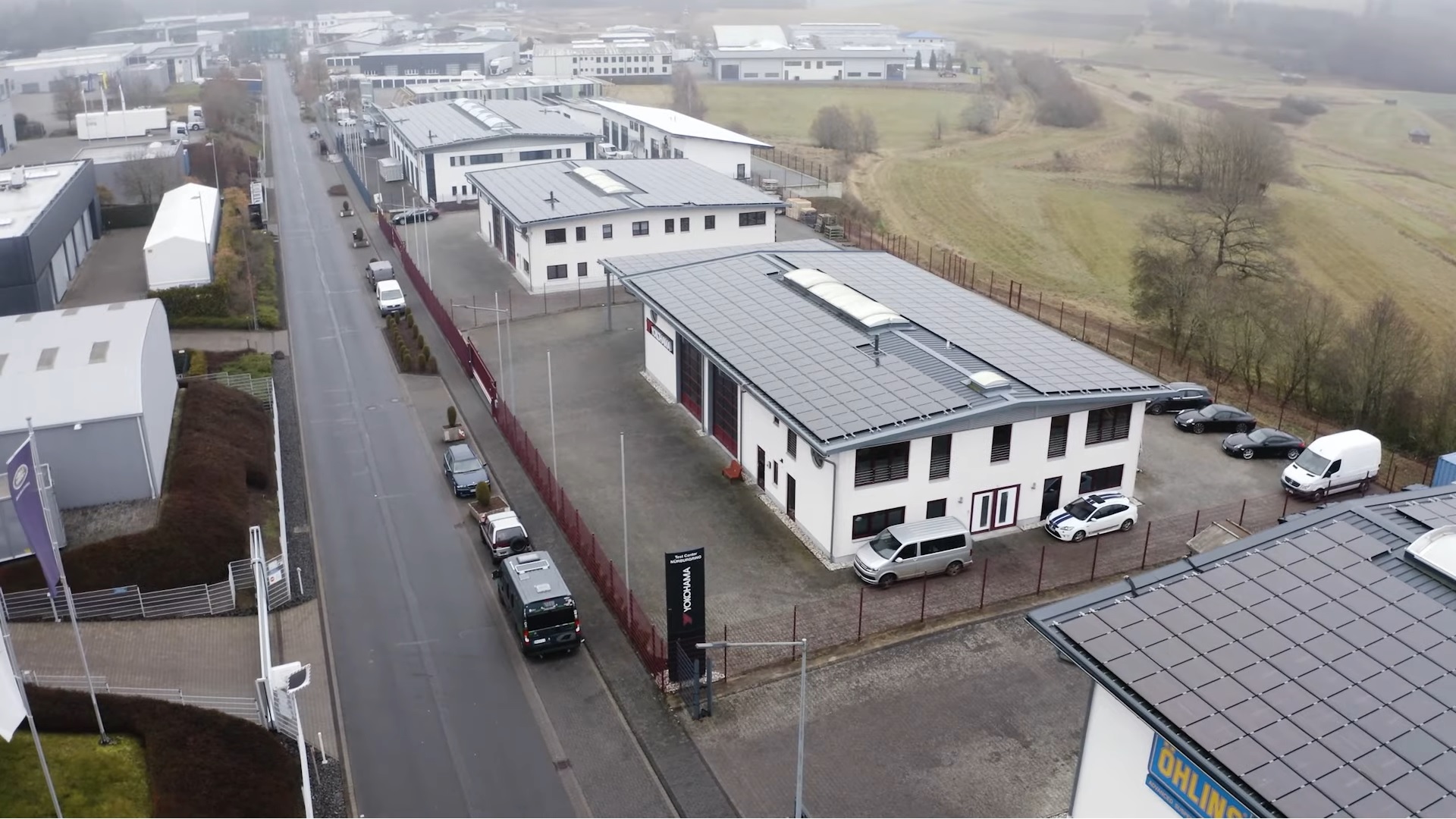 テストセンター外観。周囲にはさまざまなメーカーの開発拠点があるという。手前の建物にはサスペンションメーカー「オーリンズ」のロゴも見られる