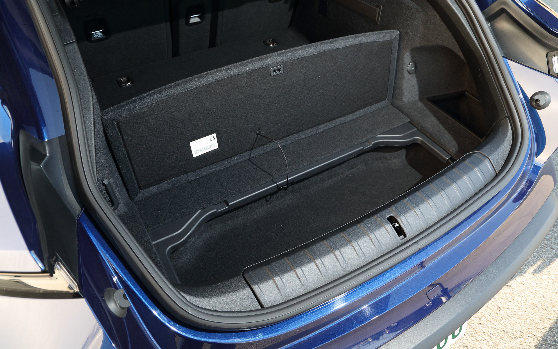 下段にも収納が用意されている