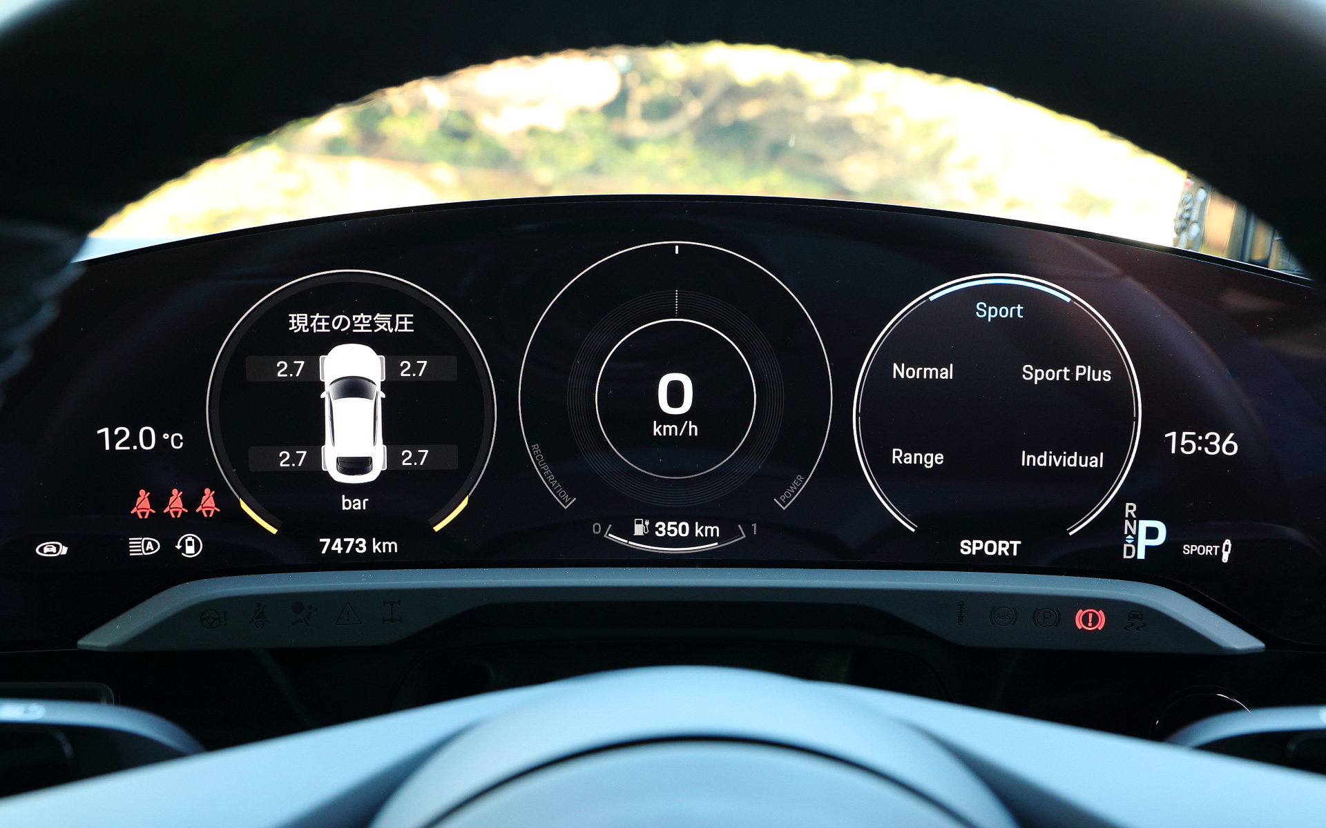 走行モードはバランスのとれた「ノーマル」、サスペンションの減衰力がスポーティになる「スポーツ」、航続距離を最大にする「レンジ」、さらに「スポーツクロノパッケージ」には、シャシーが最低レベルまで下がるとともにフロントのエアインテークフラップが必要に応じて開く「スポーツプラス」、個別設定が可能な「インディビジュアルモード」が搭載される。また、「オフロードデザインパッケージ」を選択すると最低地上高がさらに10mm増加し、ラフロード走行に対応する「グラベルモード」が標準装備される