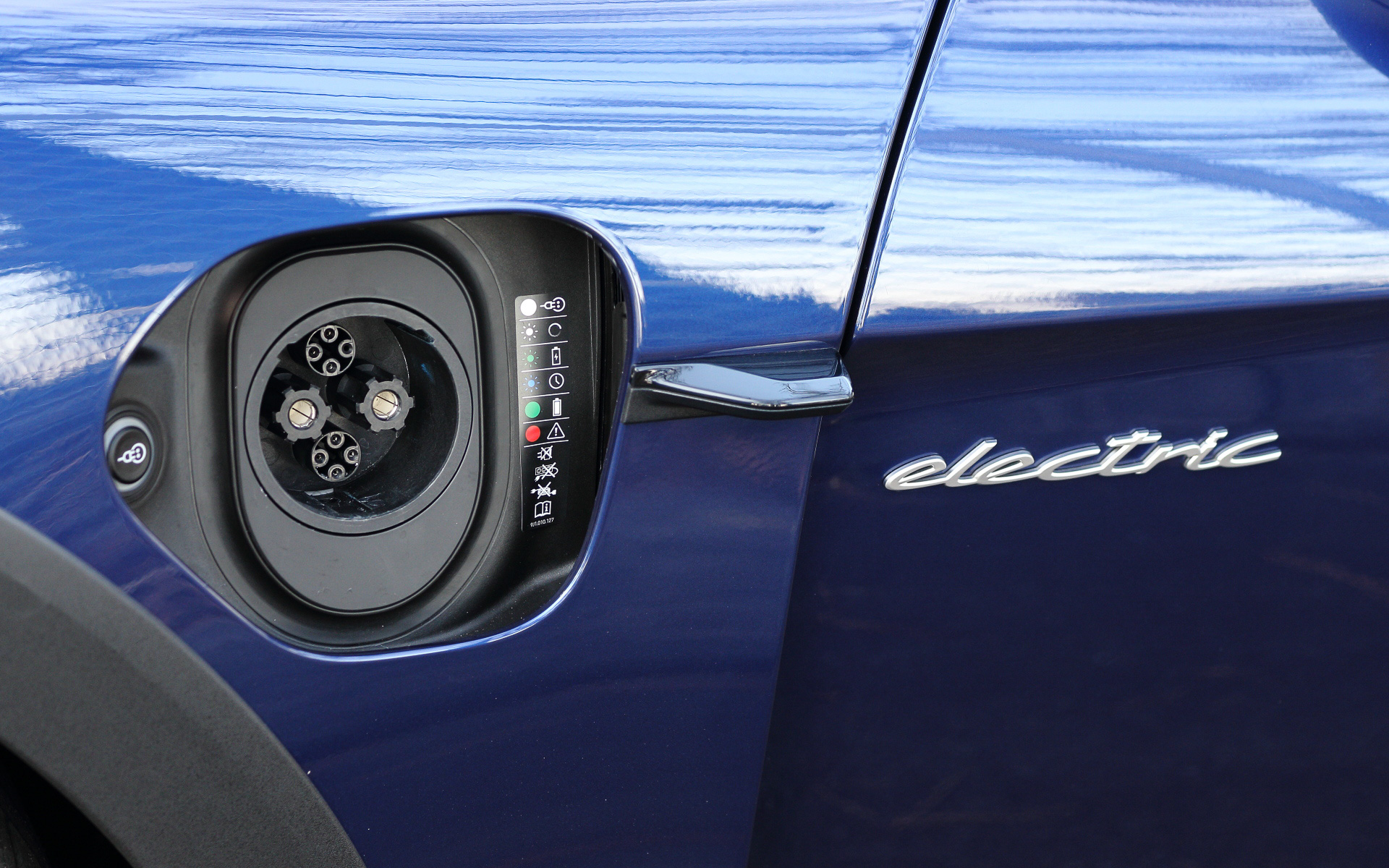 助手席側は急速充電用CHAdeMOポートで、50kW DCで0％→80％は約93分となっている