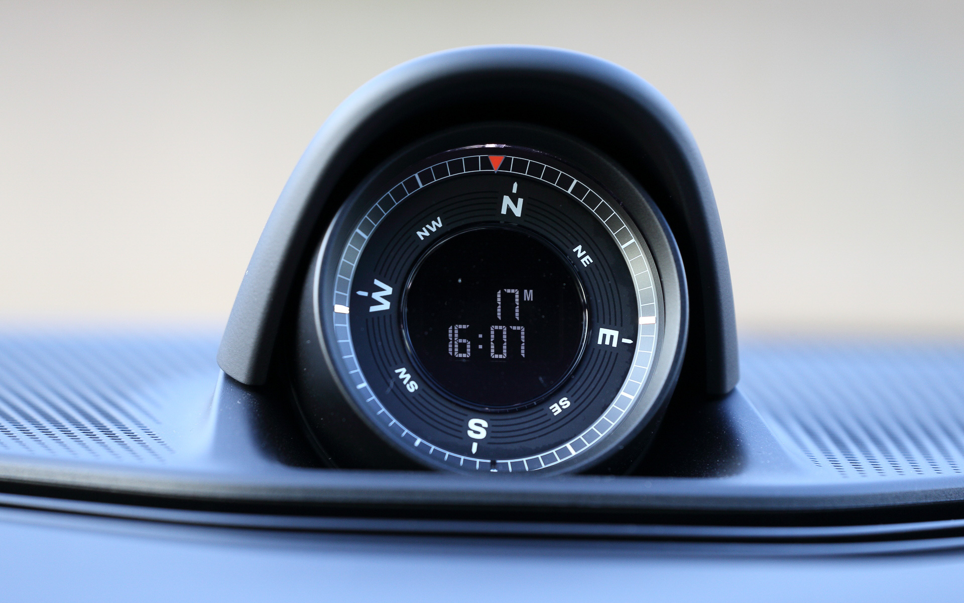 ダッシュボードにはオフロードらしさのあるコンパス付きの時計を配置