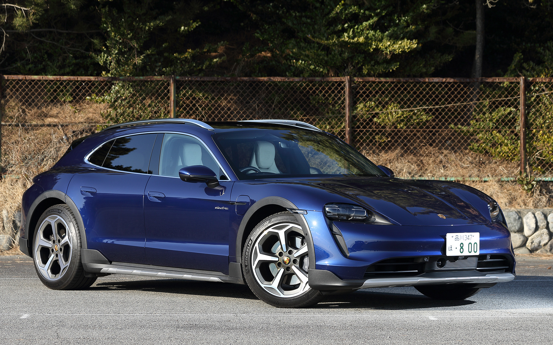 ボディサイズは4974×1967×1409mm（全長×全幅×全高）、ホイールベースは2904mm。空車重量は2245kg（DIN規格値）、最大積載量640kg、最大ルーフ積載量75kg