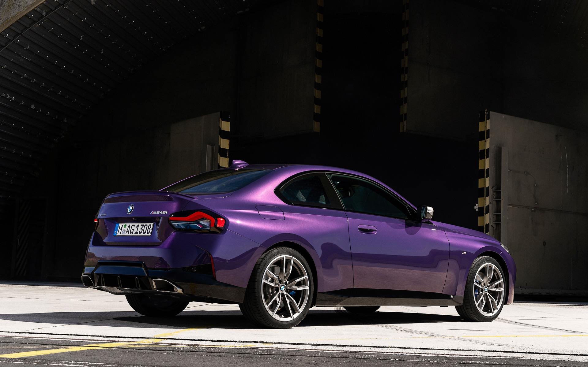 新型M240i xDriveのボディサイズは4560×1825×1405mm（全長×全幅×全高）、ホイールベースは2740mm。車両重量は1710kgとした