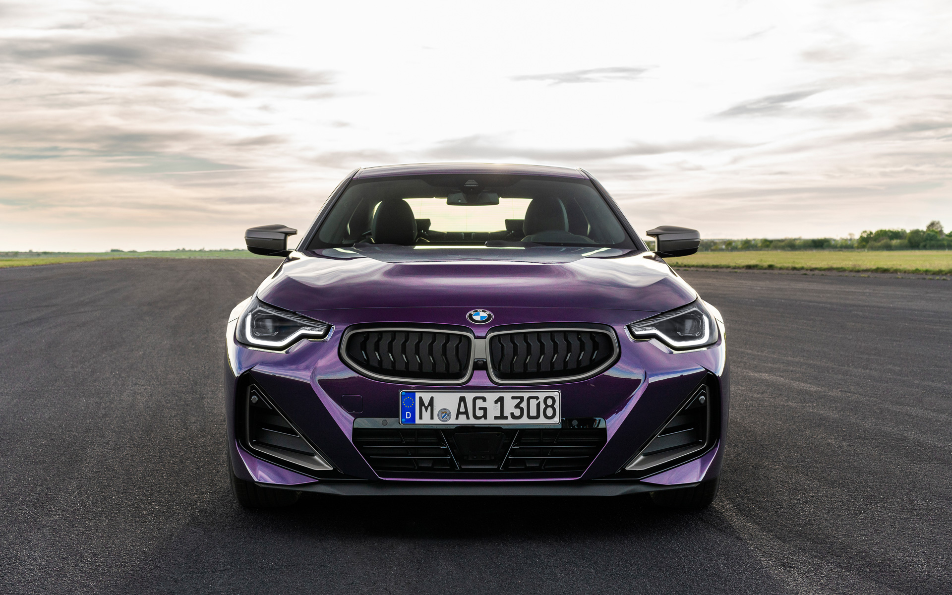 新型M240i xDriveのボディサイズは4560×1825×1405mm（全長×全幅×全高）、ホイールベースは2740mm。車両重量は1710kgとした