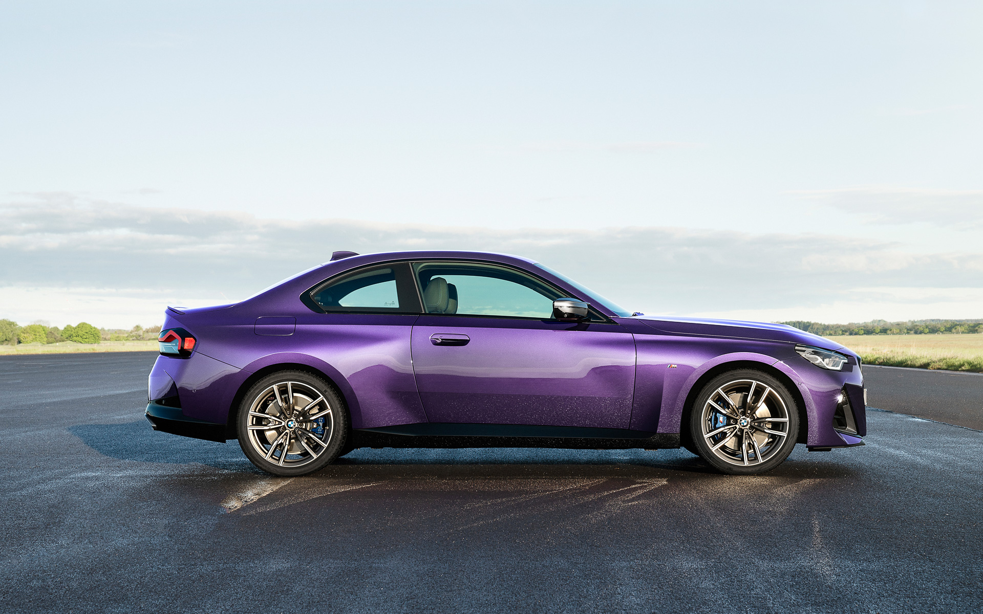 新型M240i xDriveのボディサイズは4560×1825×1405mm（全長×全幅×全高）、ホイールベースは2740mm。車両重量は1710kgとした