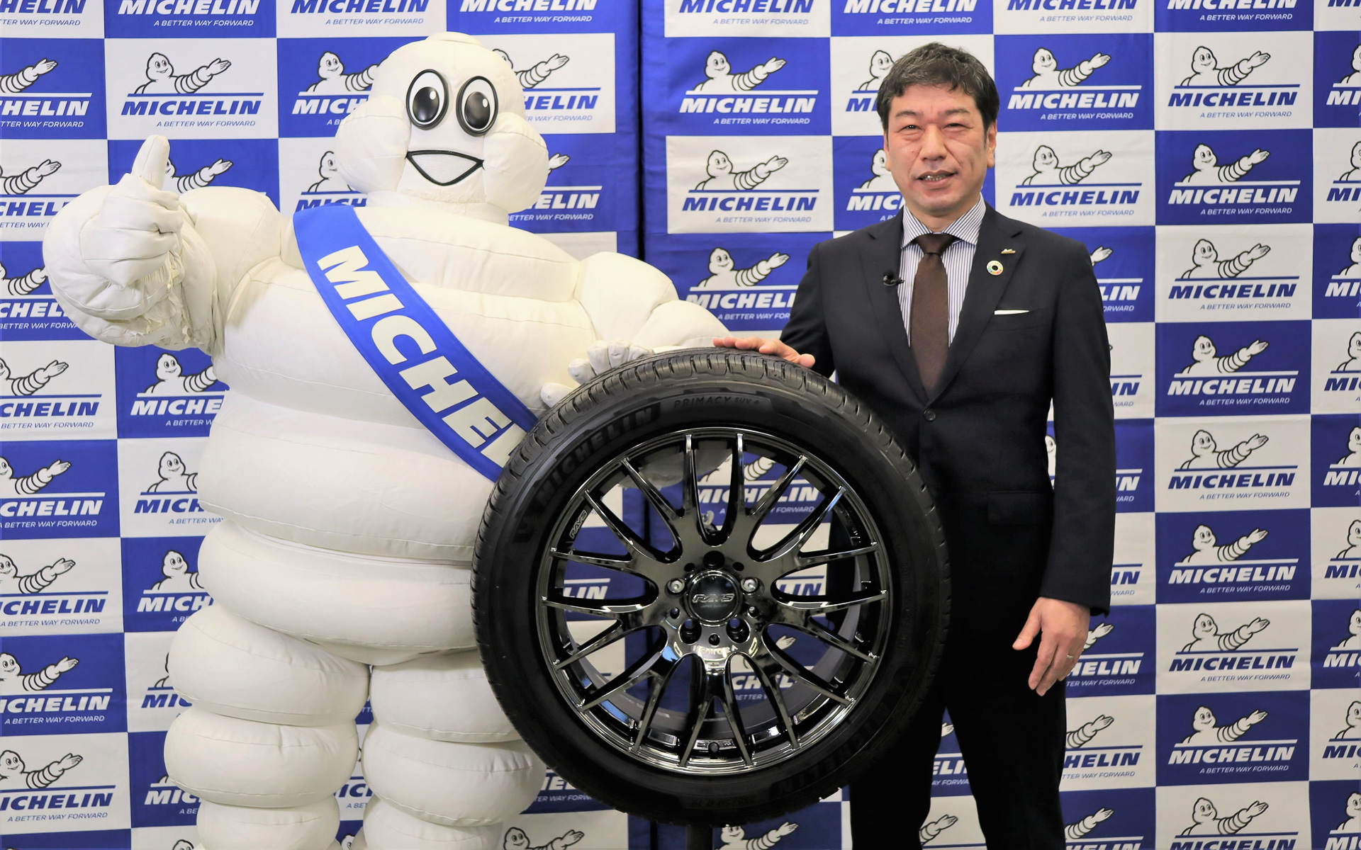 発表会で新製品プライマシーSUV＋のアンベールをミシュランマンと一緒に行なった日本ミシュランタイヤ株式会社 代表取締役庄社長 須藤元氏