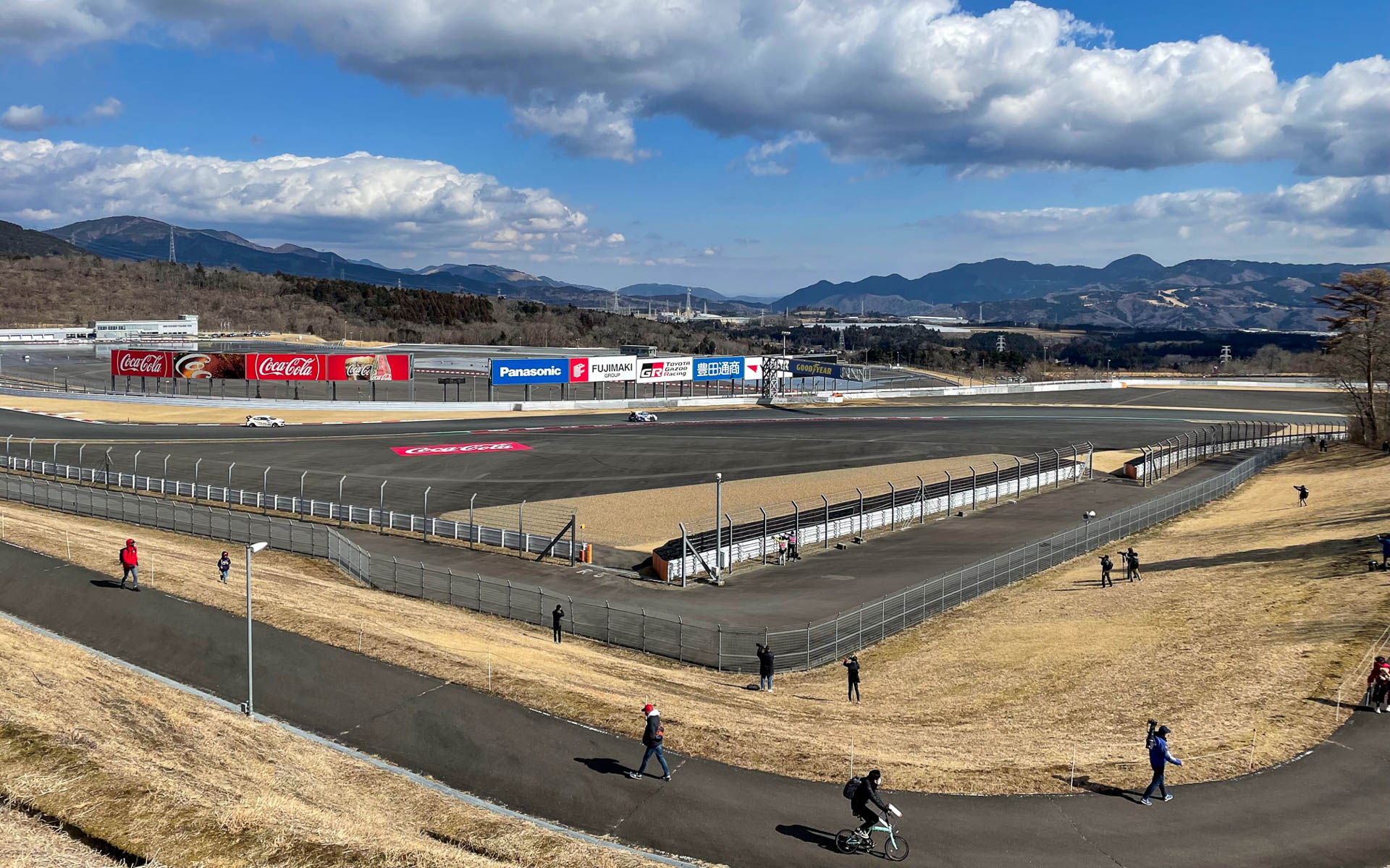 Aパドックからコカ・コーラコーナーを見る。Aコーナーの方が自分にはなじみがあります。ここで見ているだけでもいろいろな癖が見てとれます