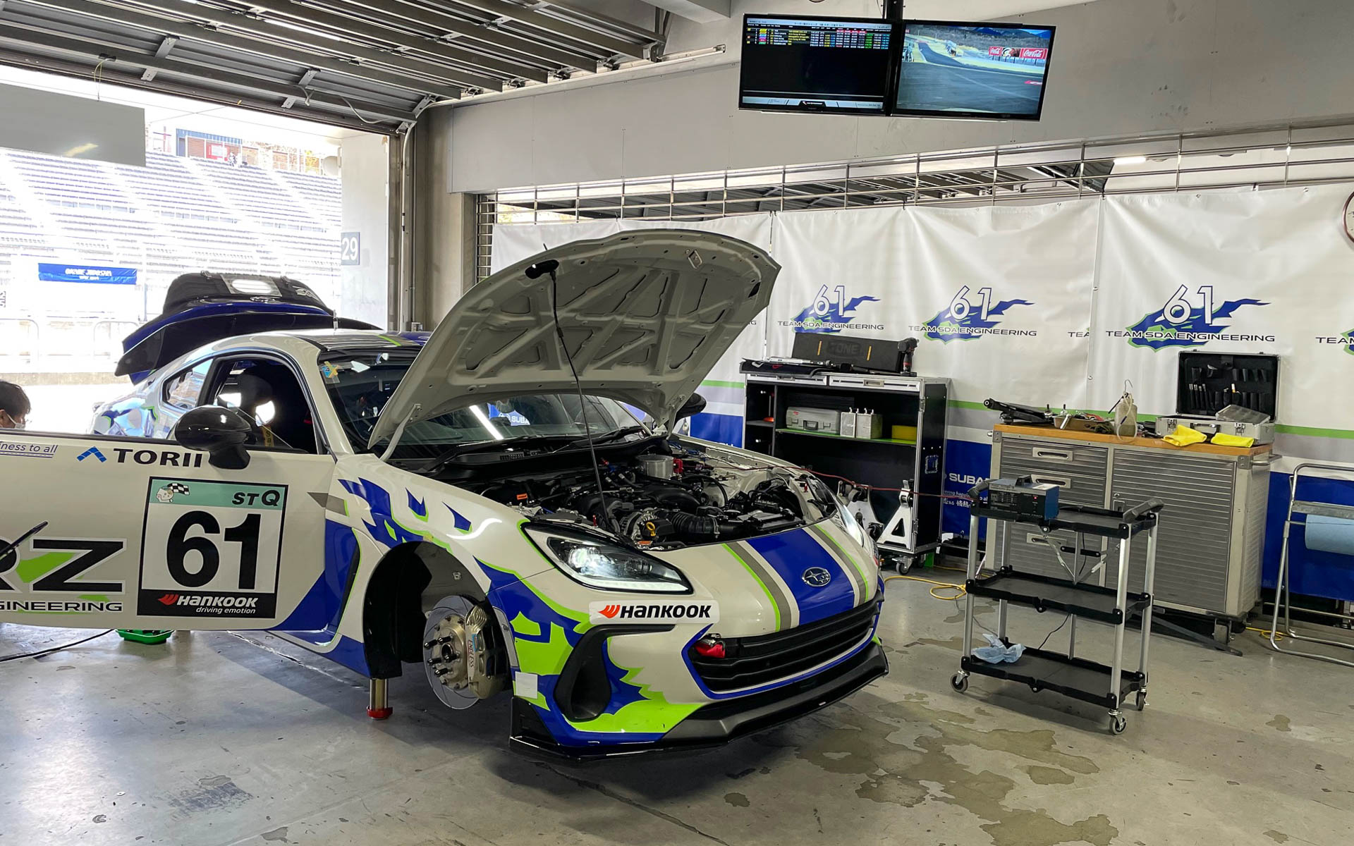 こちらはオリジナルの2.4リッターの水平対向4気筒を積んで同じくカーボンニュートラル燃料で走るBRZ。エンジンは違えど86と1秒以内で走ってました