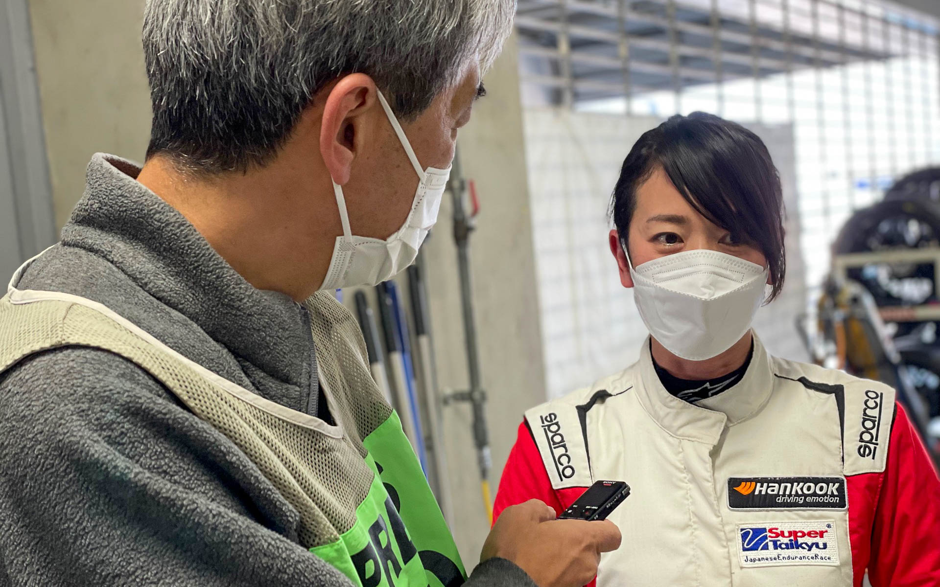 Car Watchの編集長にインタビューを受ける、降りてきたばかりのフジトモちゃんでした