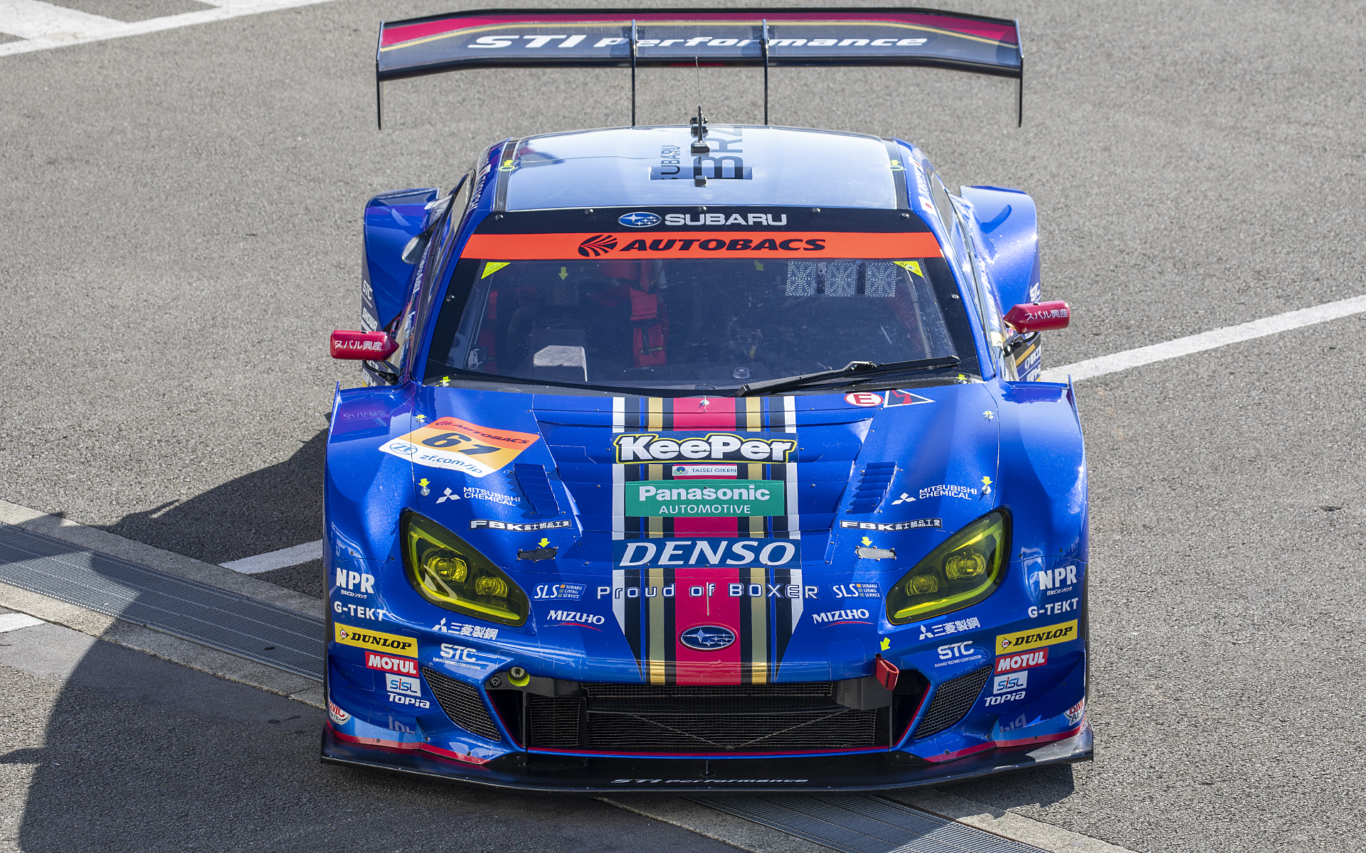 今年のカラーリング。チャンピオンマシンということでゴールドのラインが追加された