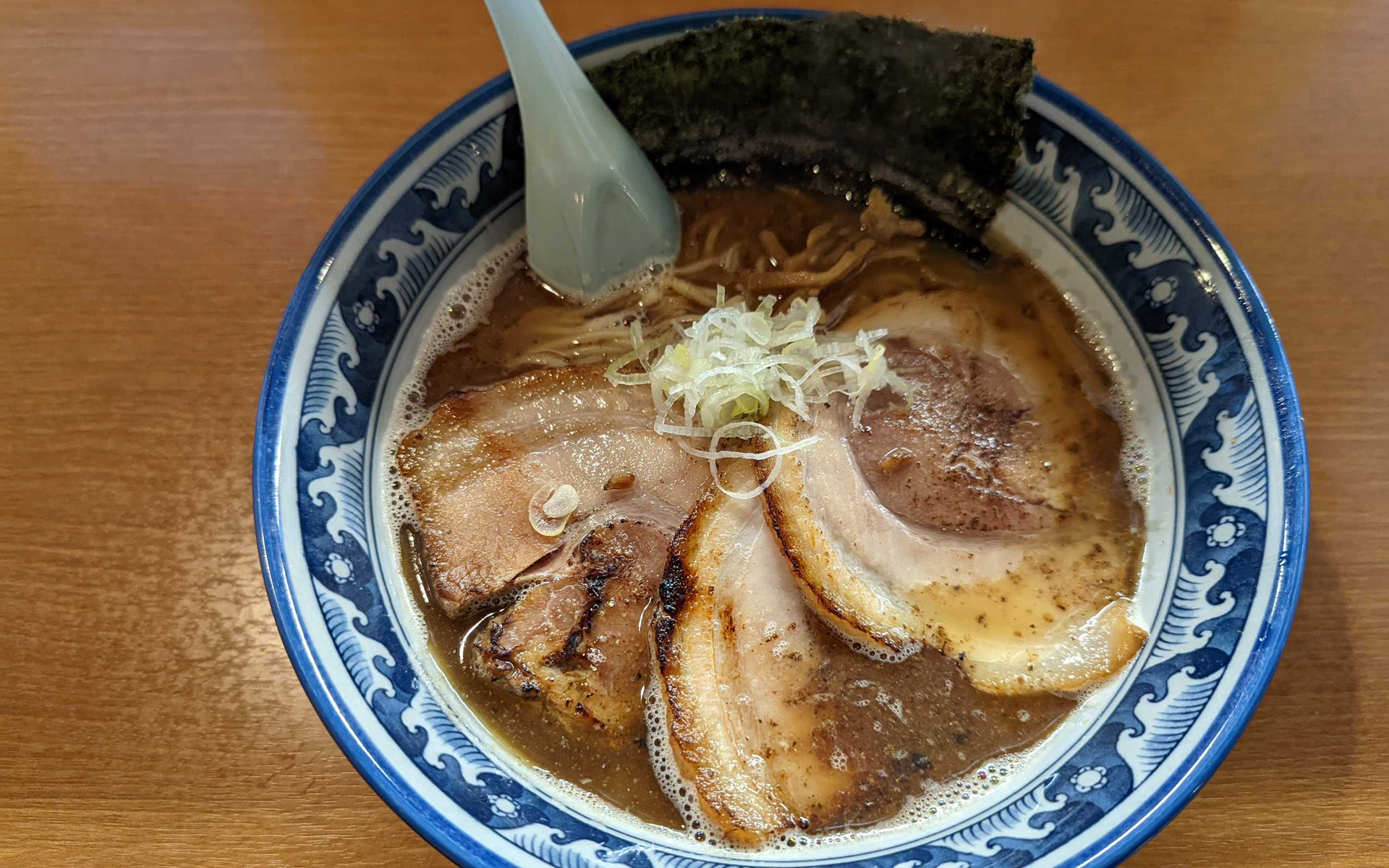 第2の故郷・八王子に住んでいたころ、週に1～2回通っていたラーメン屋さんに久しぶりに行きました。鰹ラーメンにあぶりチャーシュー2枚トッピング！