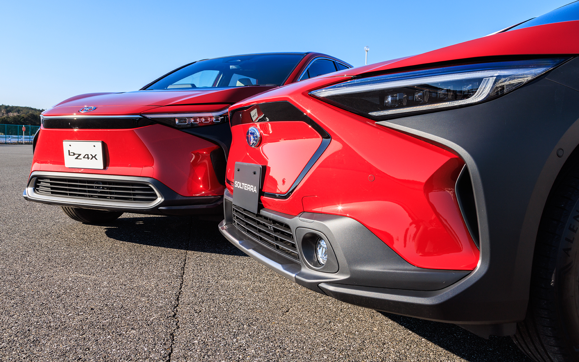 フロントまわりは、異なる造形テーマが用いられている