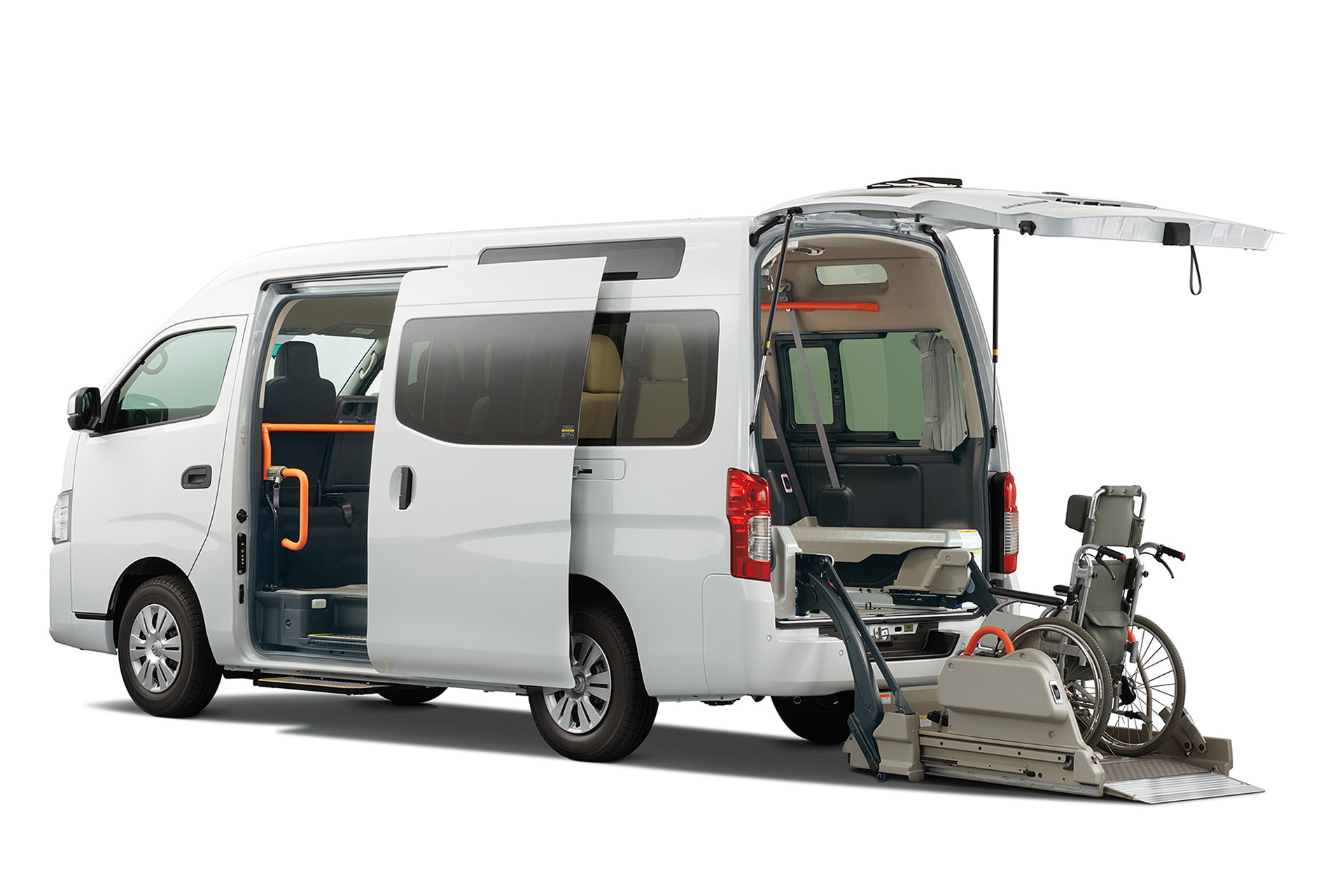 キャラバン「チェアキャブ」（車いす1+1名仕様）