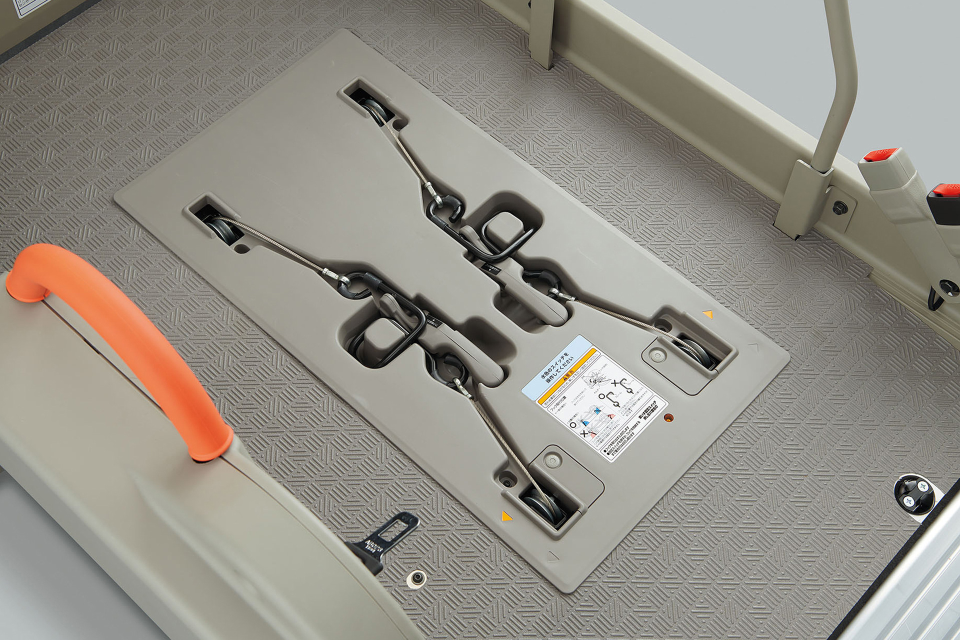 キャラバン「チェアキャブ」（車いす固定装置）