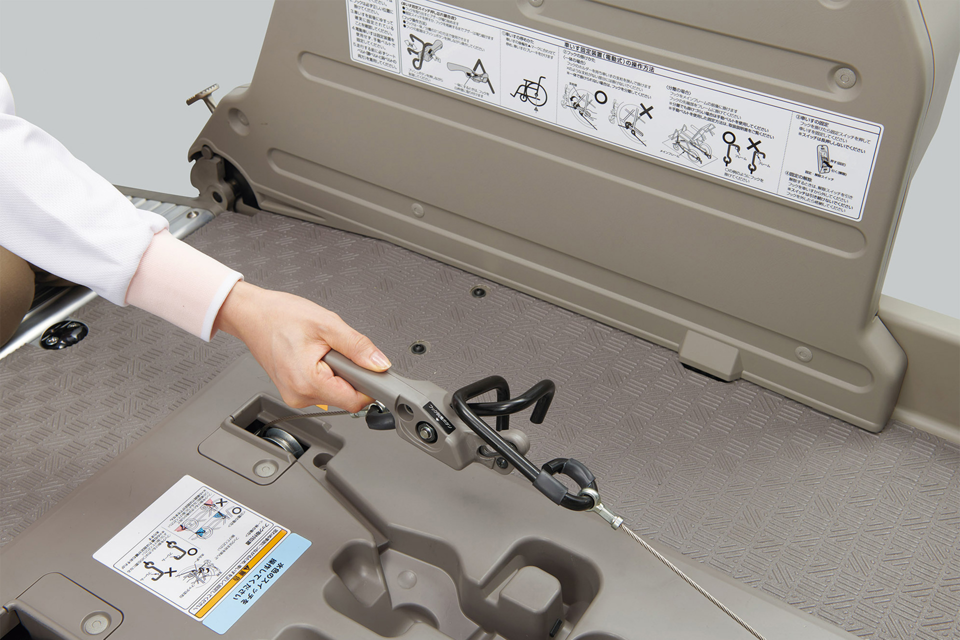 キャラバン「チェアキャブ」（車いす固定装置_固定フック）