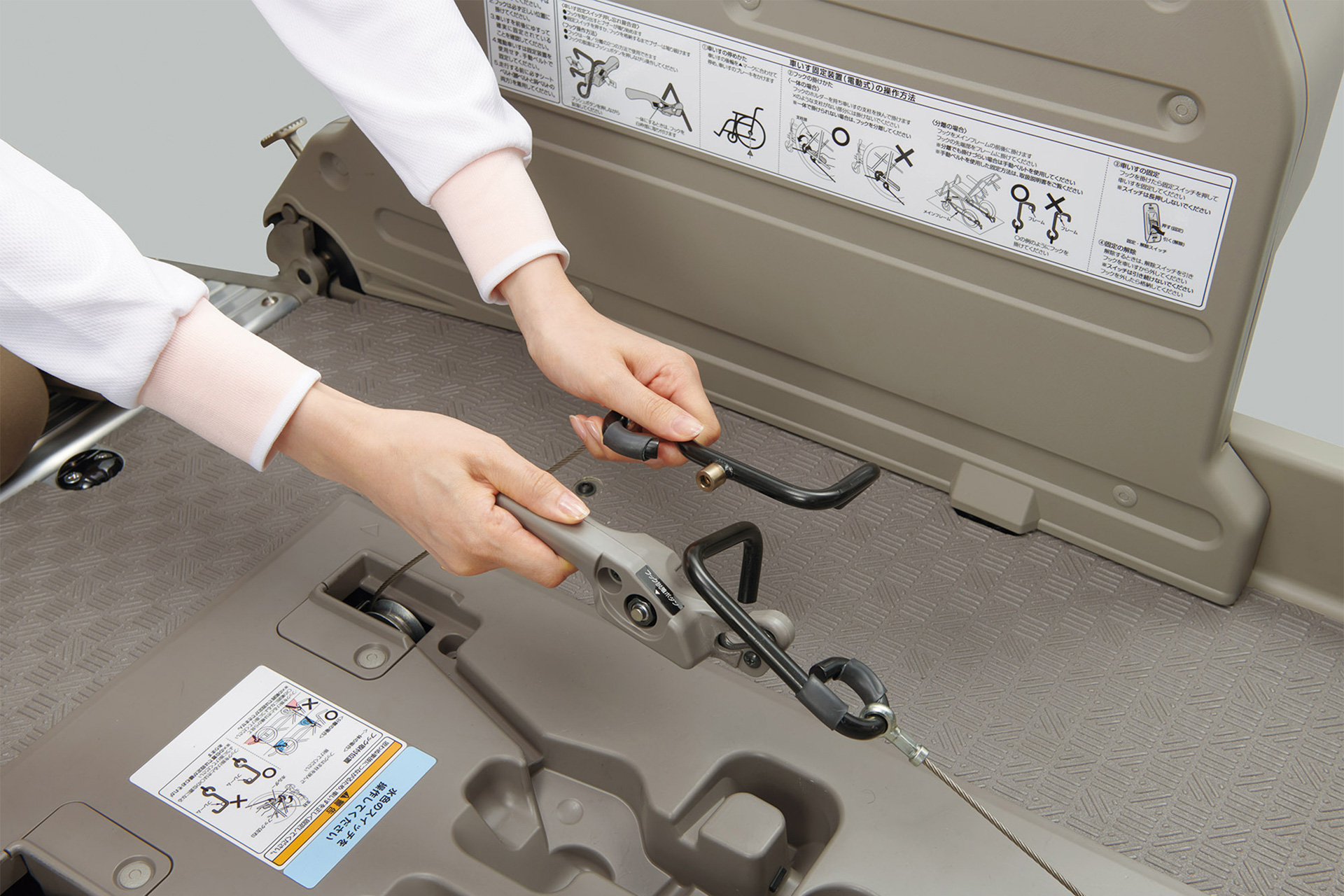 キャラバン「チェアキャブ」（車いす固定装置_固定フック分離状態）