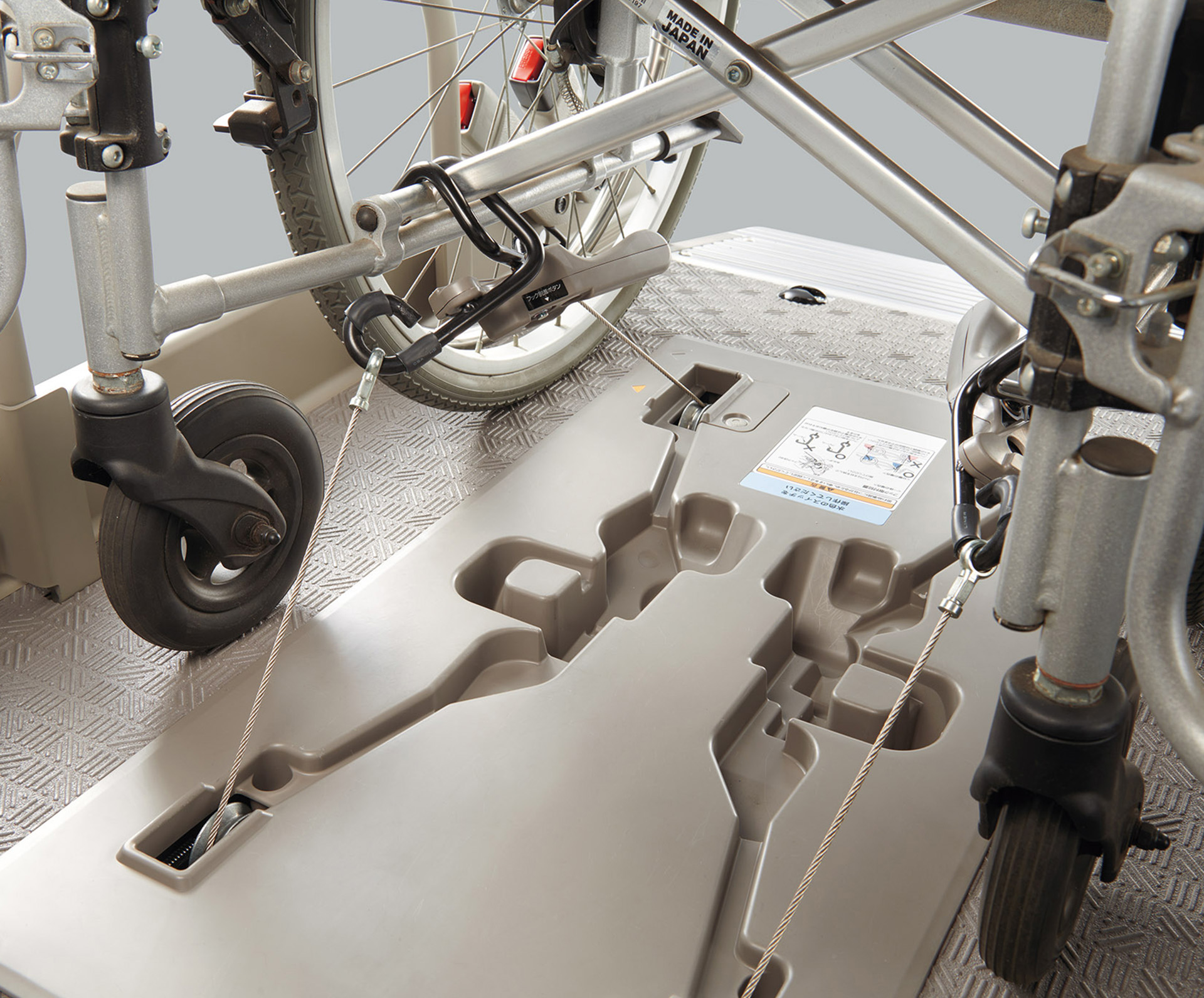 キャラバン「チェアキャブ」（車いす固定装置_フック通常固定時）