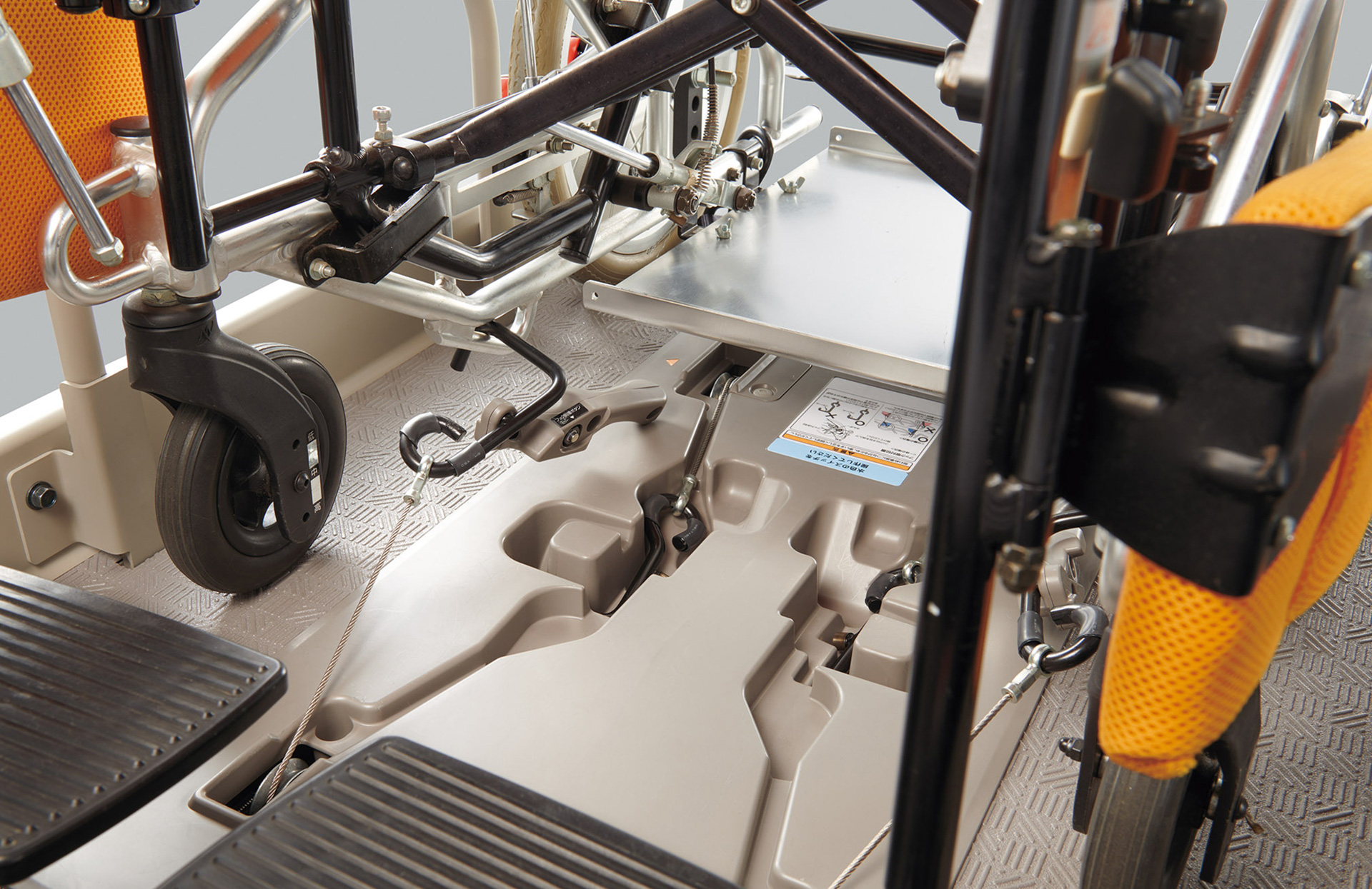 キャラバン「チェアキャブ」（車いす固定装置_フック分離固定時）