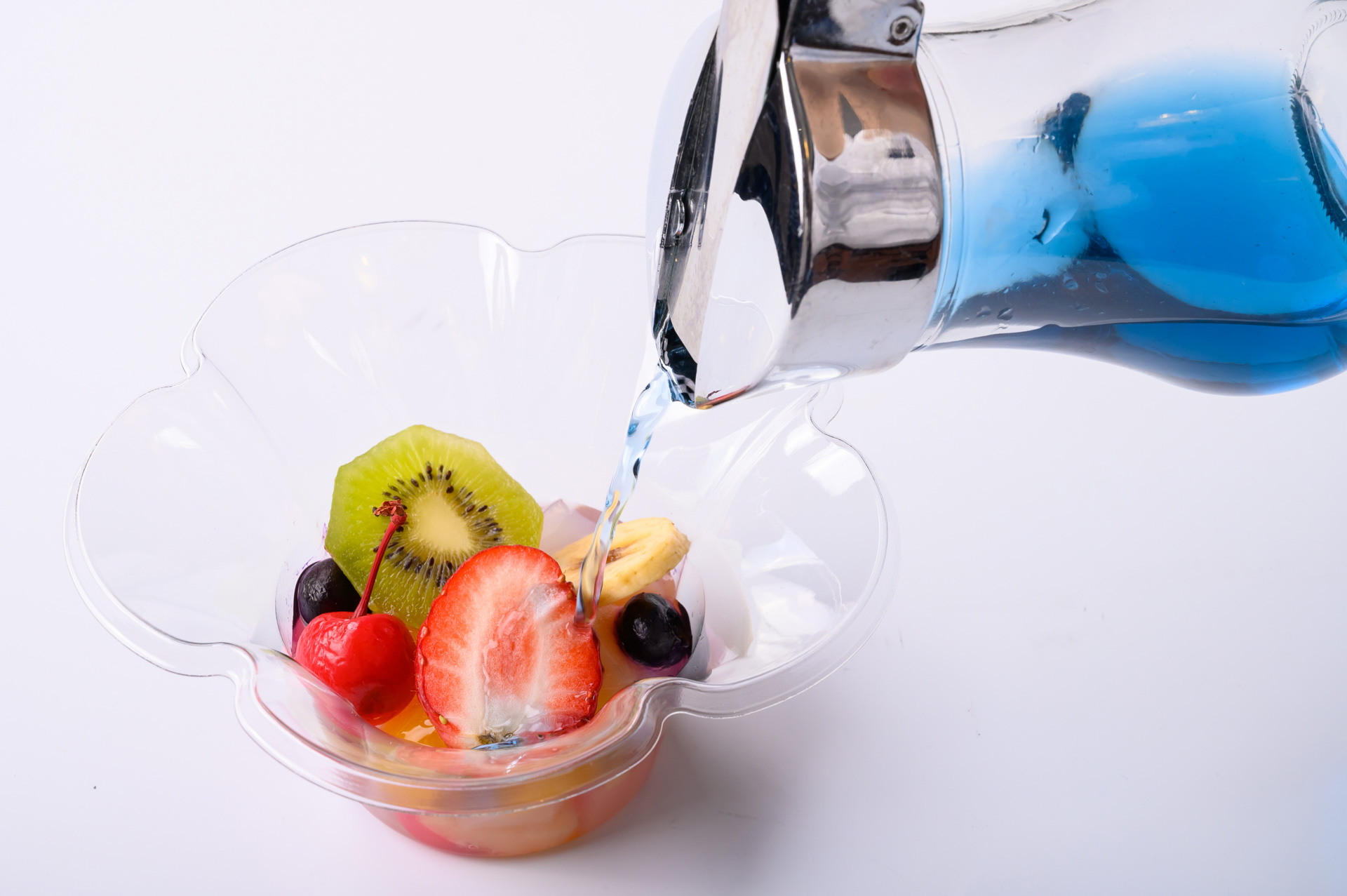 2022年3月5日～6月30日の期間限定販売される「シュワっと爽快！マジカルフルーツポンチ」店舗：プッチタウンキッチン、価格：750円。色が変わる不思議なシロップをかけて仕上げる旬のフルーツがたっぷり入ったフルーツポンチ