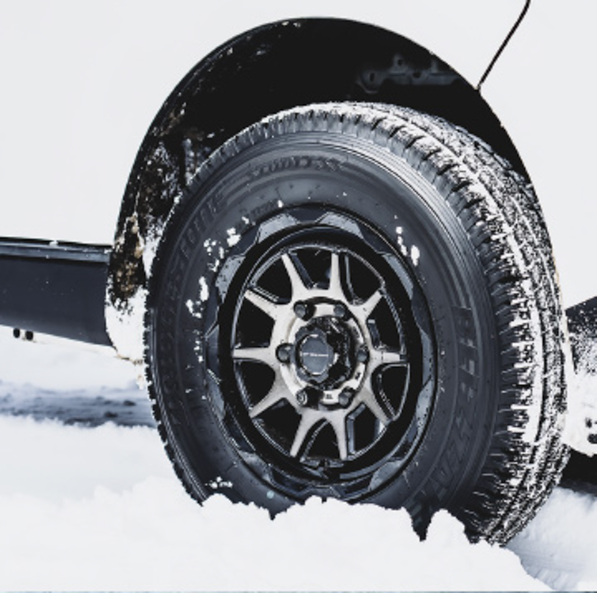 スタッドレスタイヤを標準装備