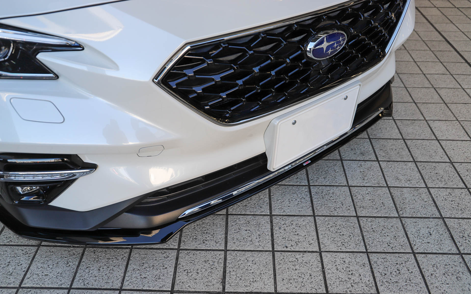 「エアロパッケージ」としてSTIパーツの「フロントアンダースポイラー」「サイドアンダースポイラー」「リアサイドアンダースポイラー」「リアアンダースポイラー」をセットで装着