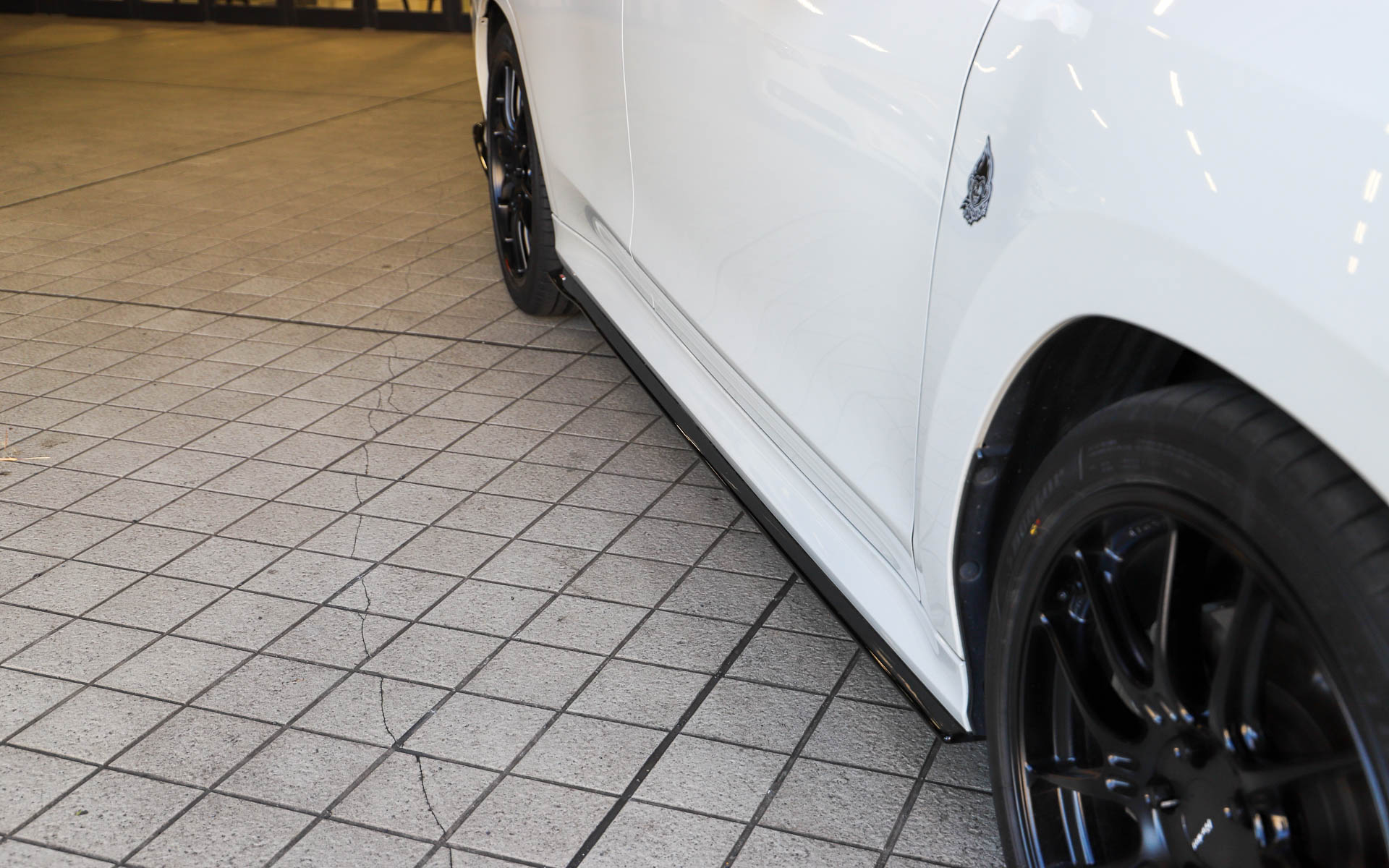 「エアロパッケージ」としてSTIパーツの「フロントアンダースポイラー」「サイドアンダースポイラー」「リアサイドアンダースポイラー」「リアアンダースポイラー」をセットで装着