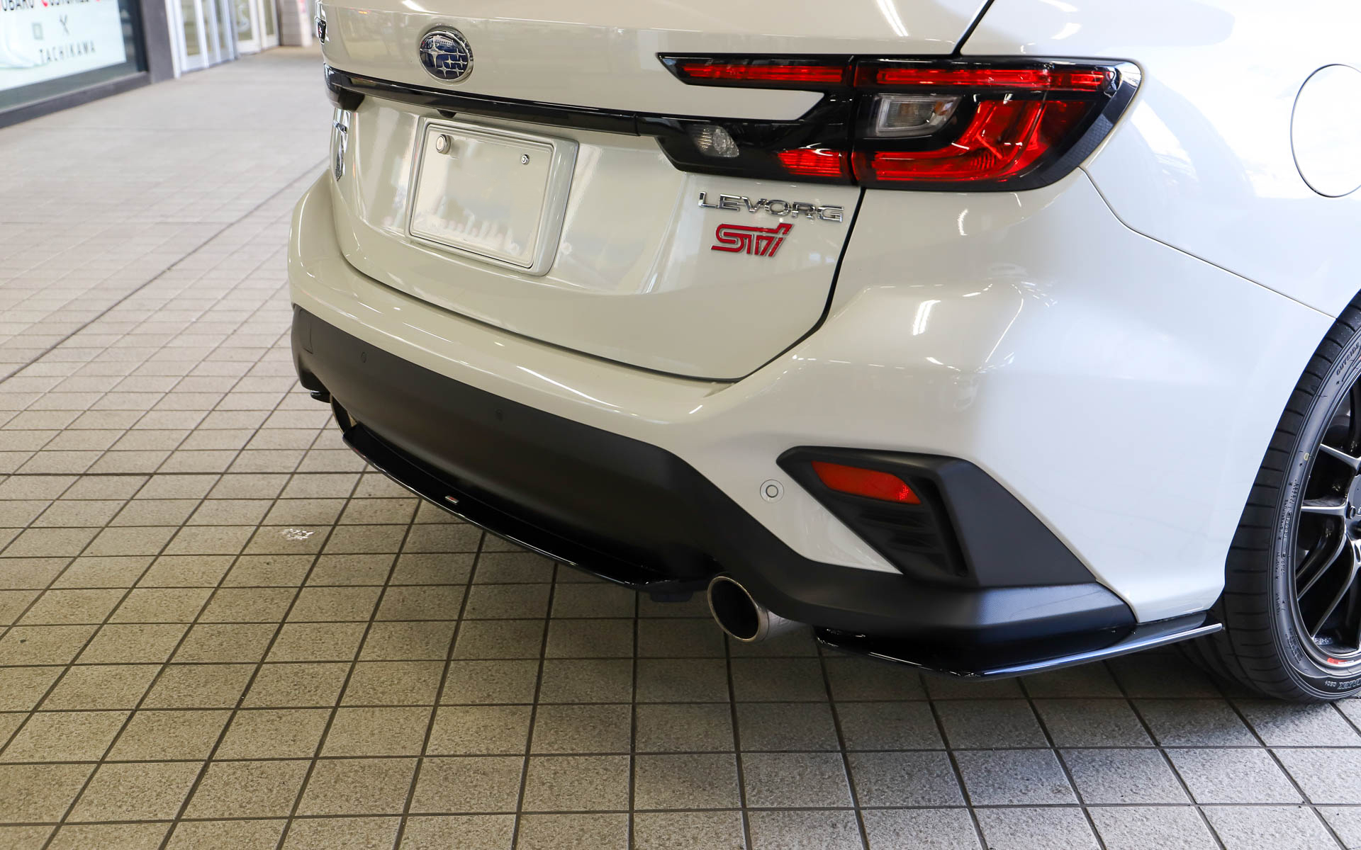 「エアロパッケージ」としてSTIパーツの「フロントアンダースポイラー」「サイドアンダースポイラー」「リアサイドアンダースポイラー」「リアアンダースポイラー」をセットで装着