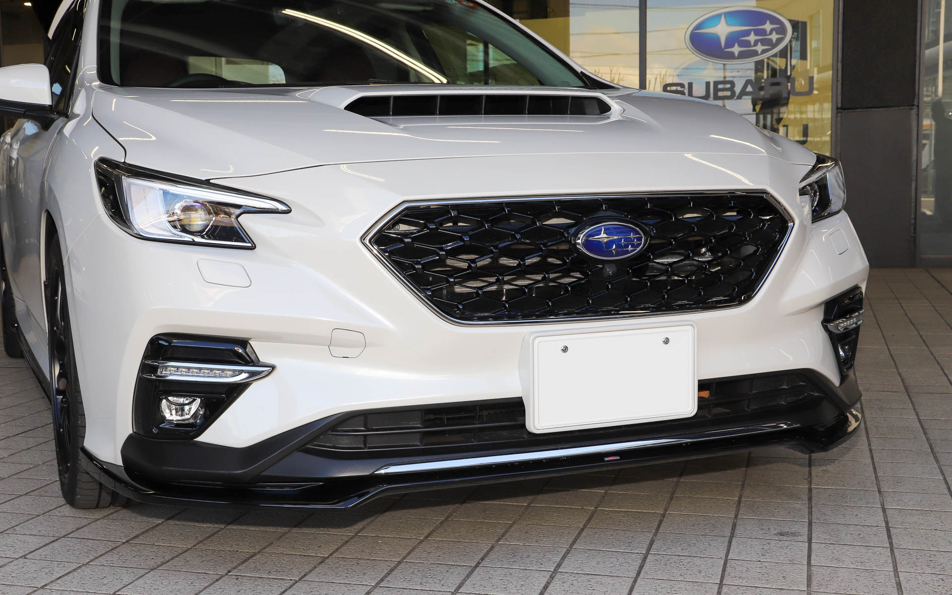 撮影車のフロントグリルにはないが、販売される際にはSTIのエンブレムが付く