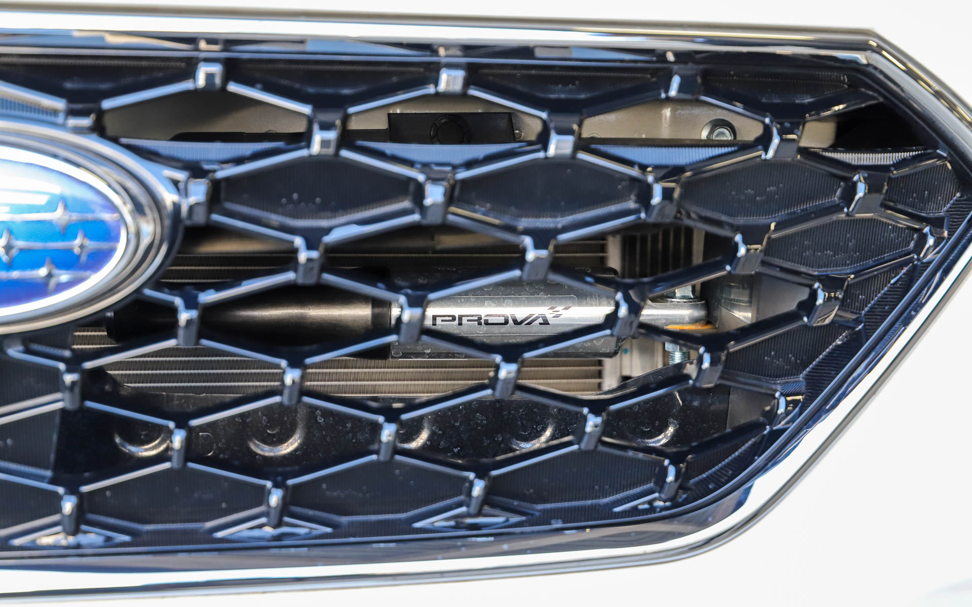 純正パーツやSTIパーツ以外にも、PROVA「モーションコントロールビーム」などを装着している