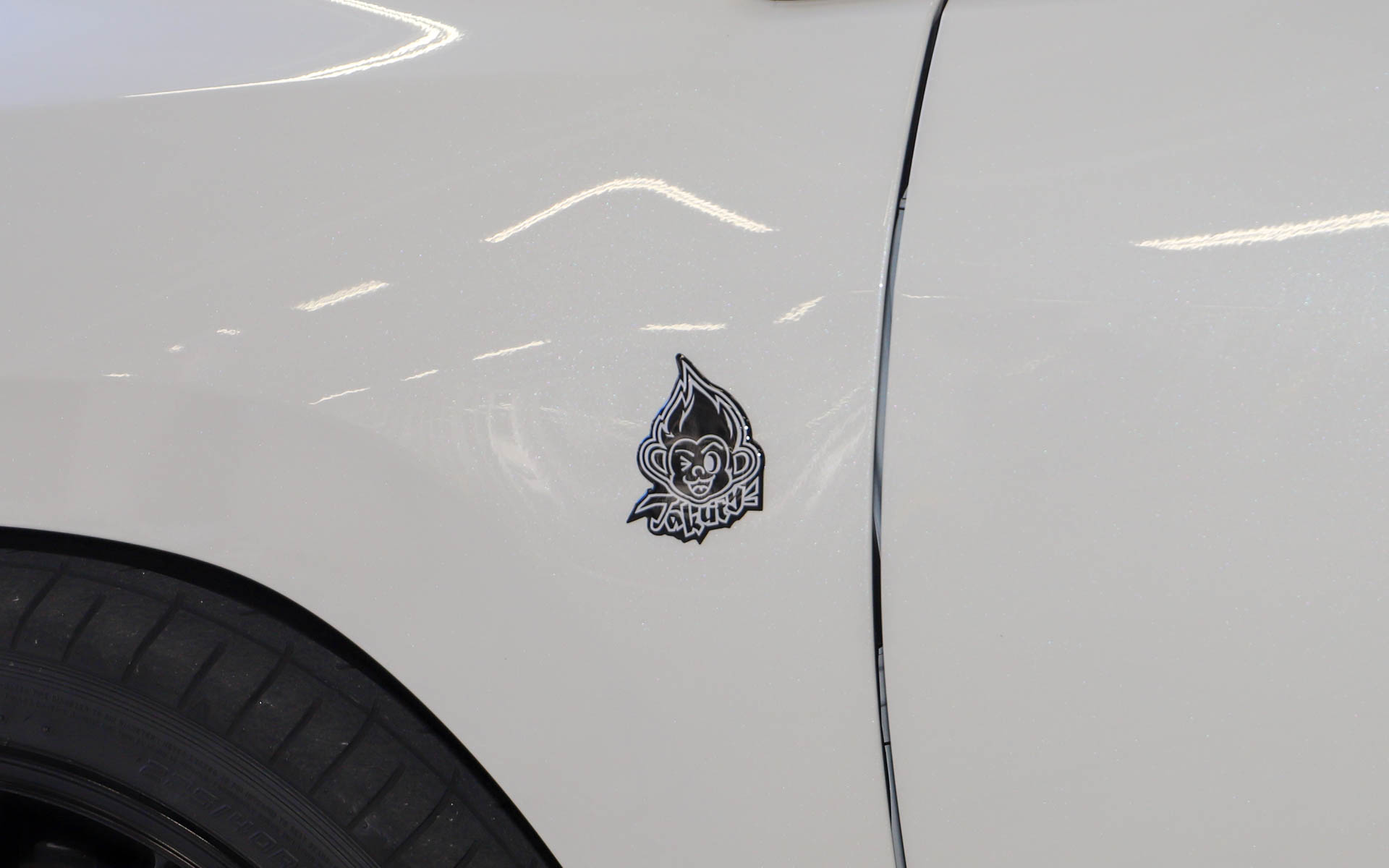 ステッカーはボディには貼らず、納車時に渡されるため、クルマに貼る以外にも好みに応じて活用できるとのこと。撮影車は左右のフロントフェンダー、リアゲートに貼られていた