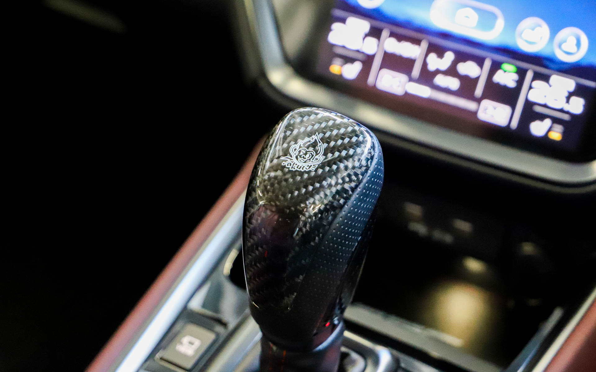 LIBERALのシフトノブにはイラストが描かれる