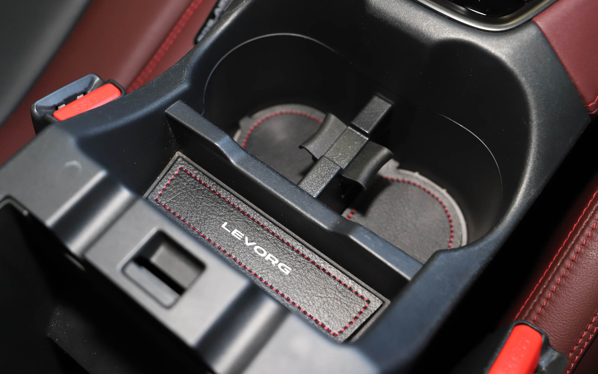 レヴォーグの車名が入るインテリアレザーマット。ドリンクホルダー部分にもレザーマットが敷かれる