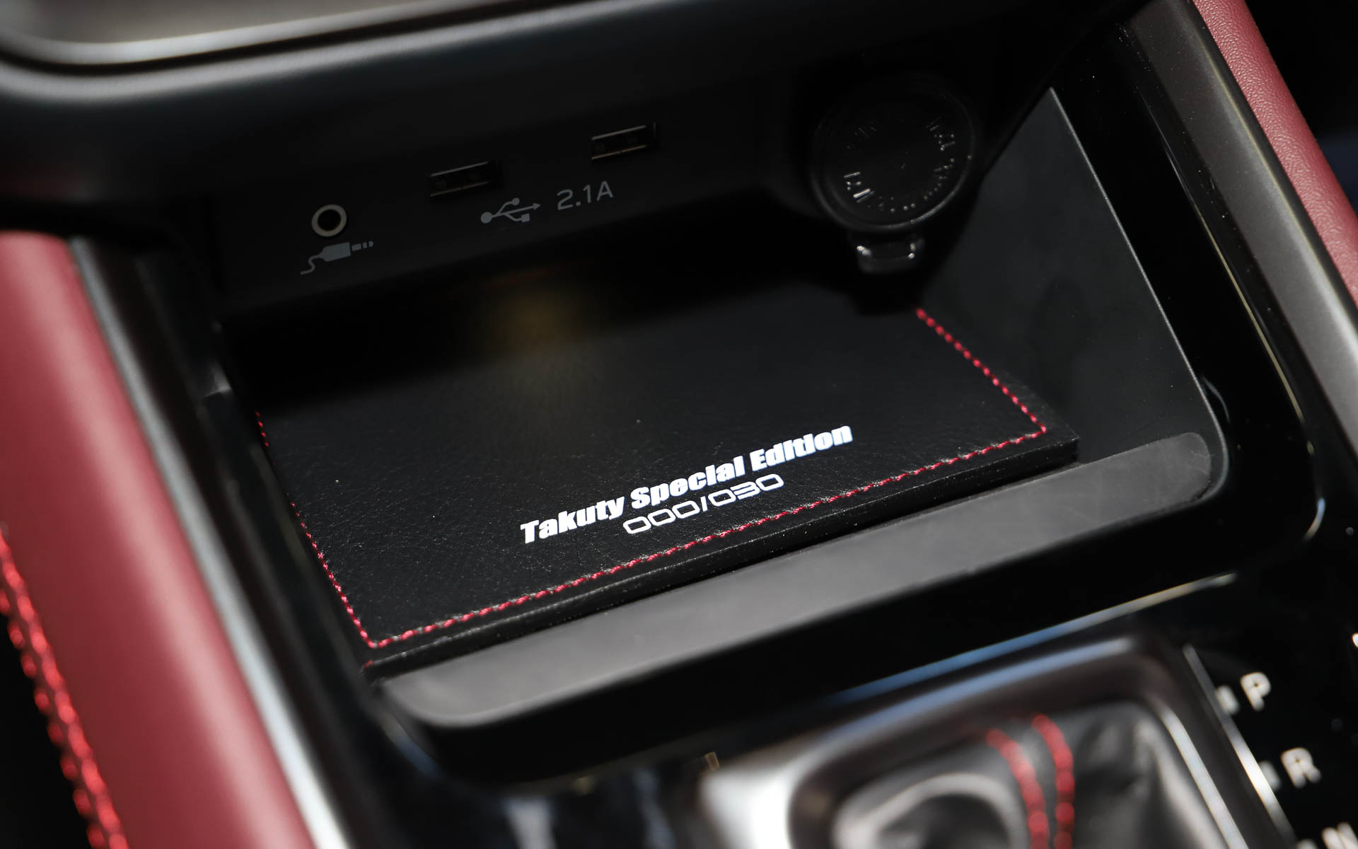 シリアルナンバーが刻印されたインテリアレザーマットを用意