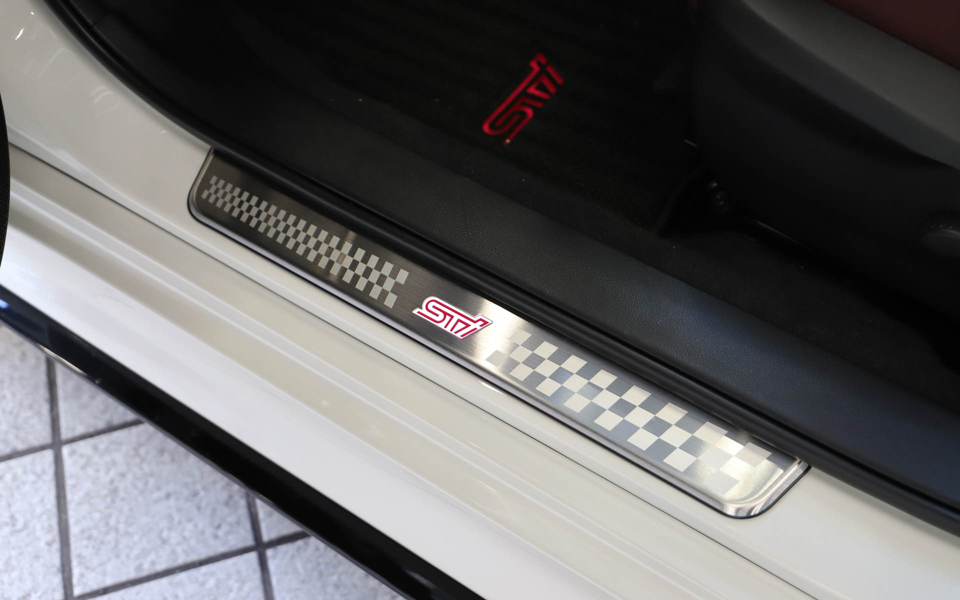 STIのLEDサイドシルプレートを標準装備