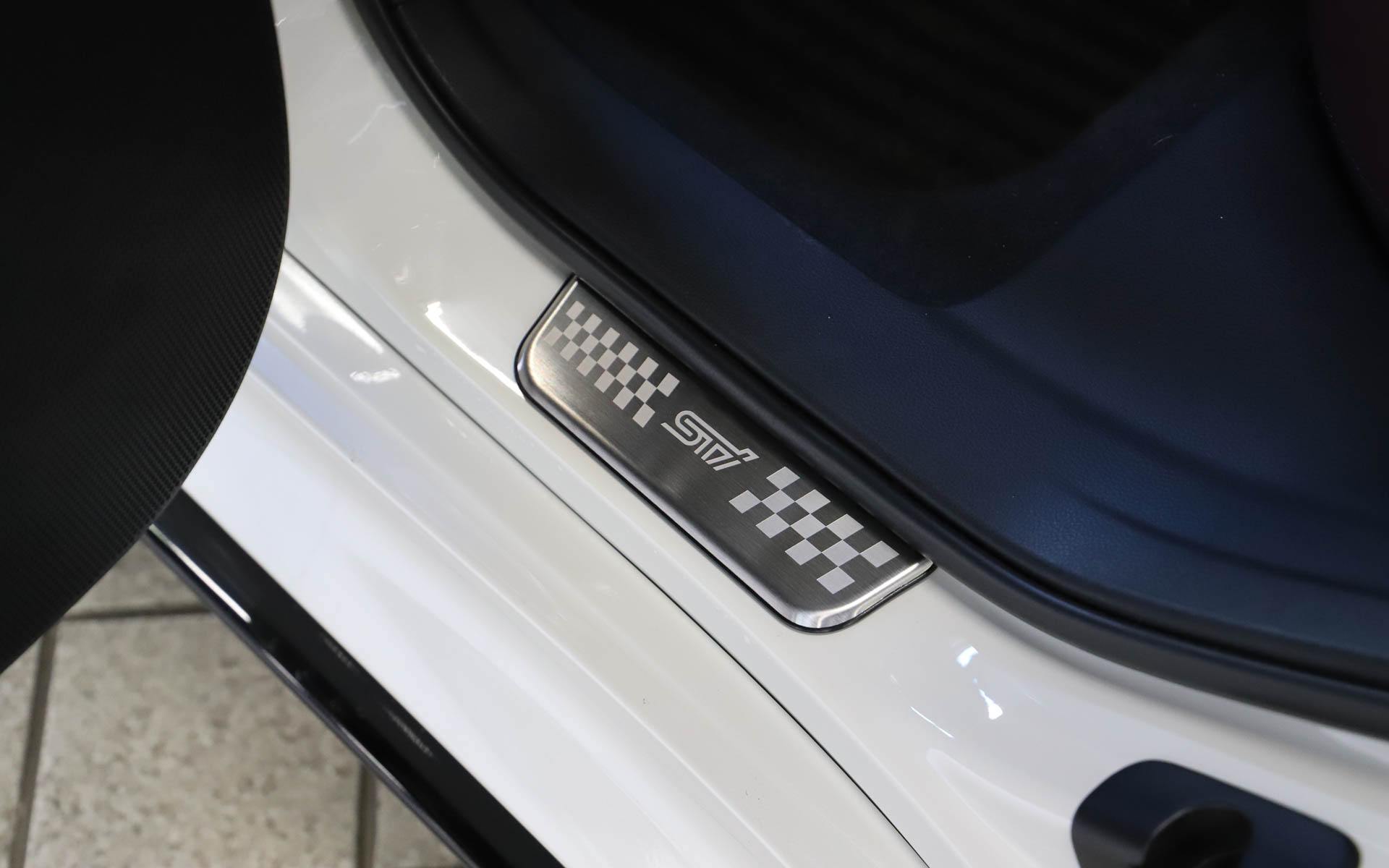 フロントのみLEDでSTIのエンブレムが照らされる仕様