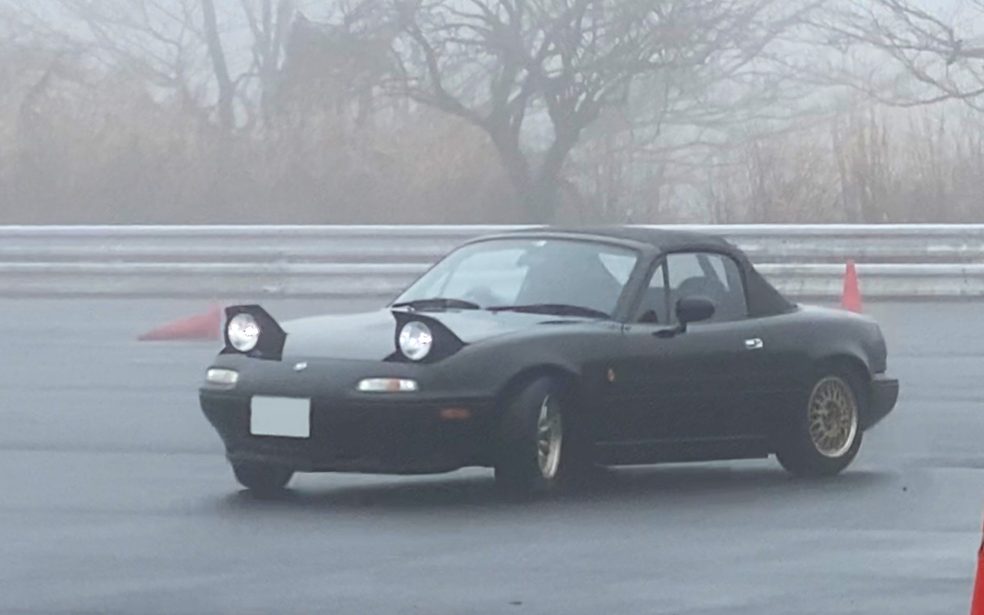 本当は私が隅っこの方で練習しようかと思って乗っていった、わが家のNAロードスター。迫力はないですが、ドリフトしている姿はなかなか凛々しいですよね