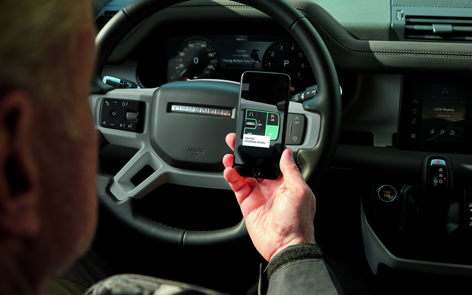 ヒーター付きのステアリングホイールなど、コールドクライメートパックが標準装備となっている