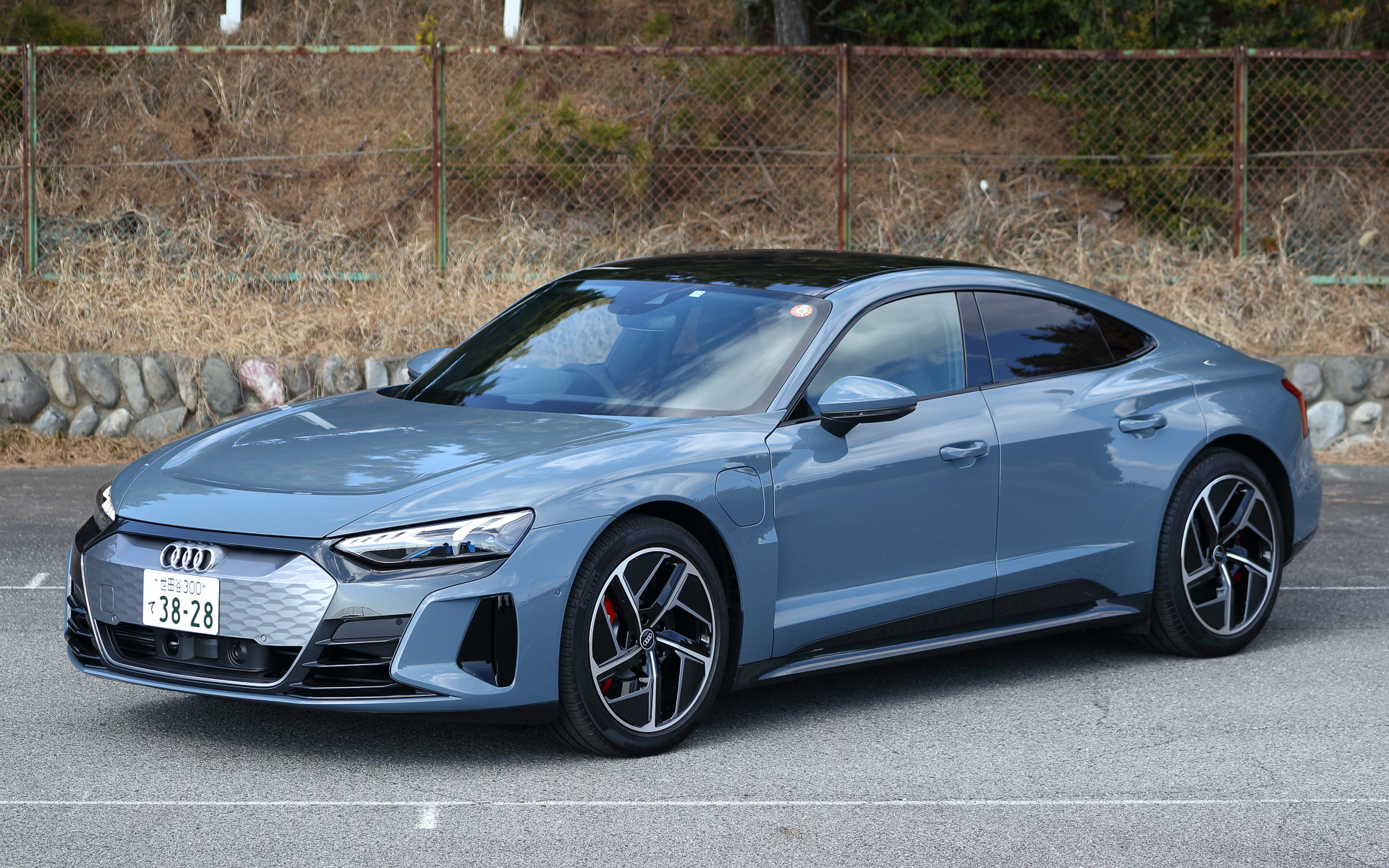 ベースグレードとなる「e-tron GT クワトロ」のボディサイズは4990×1965×1415mm（全長×全幅×全高）。ホイールベースは2900mm。トレッドはフロントが1710mmでリアが1695mm。車両重量は2280kg。価格は1399万円