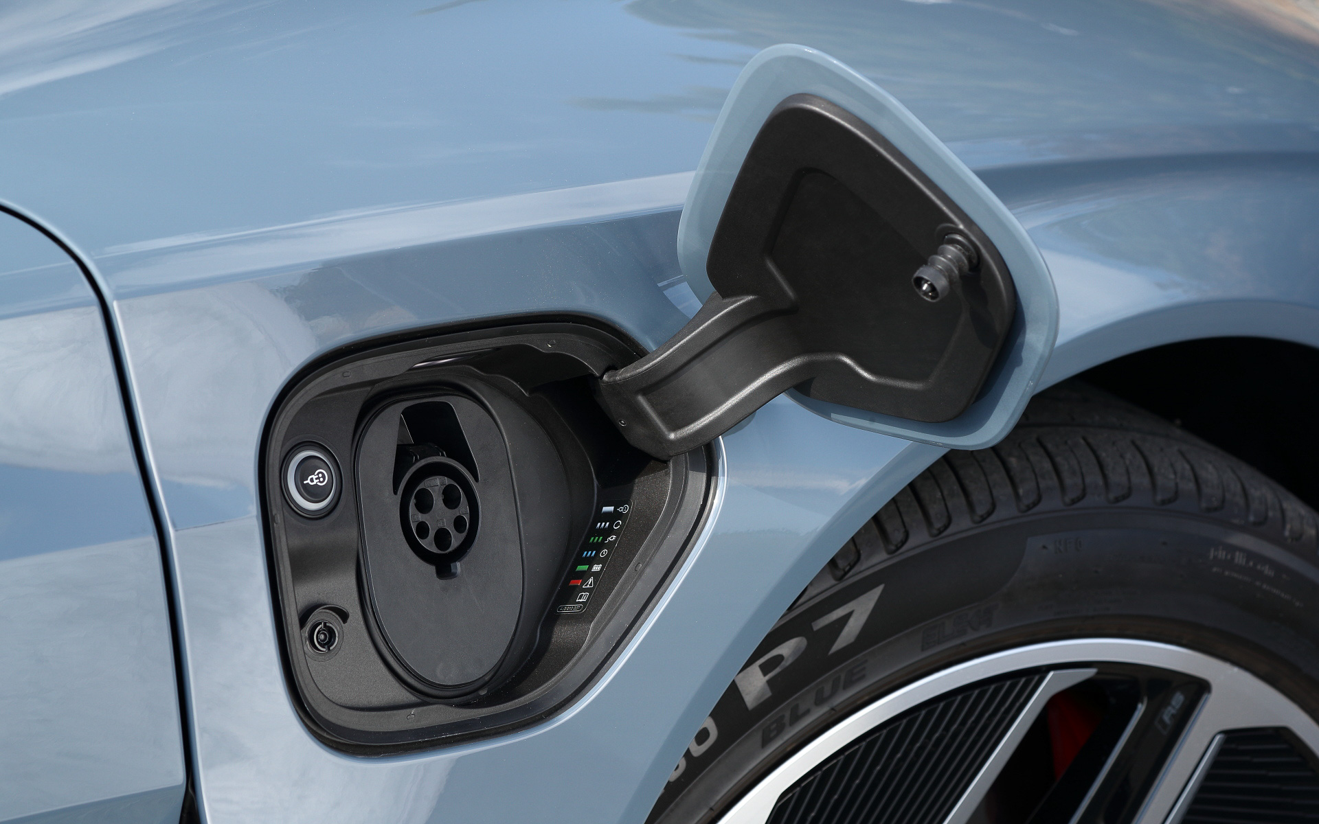 200Vの普通充電で8kWまで、急速充電CHAdeMOでは150kWまで対応。90kWの急速充電では30分で250km以上の走行が可能という