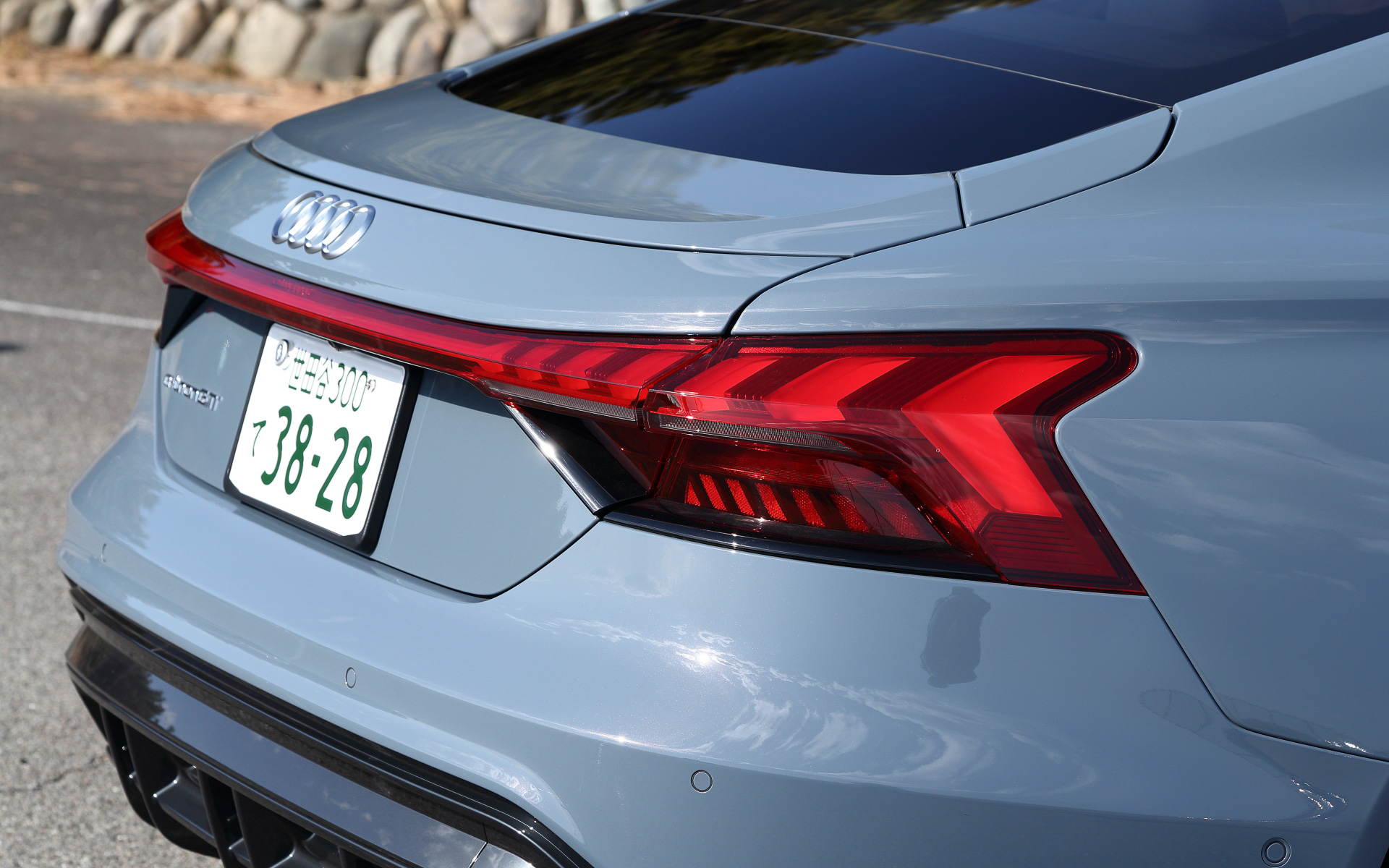 特徴的なデザインのLEDリアコンビネーションライトを採用。また、流れるような動きで視認性の高いダイナミックターンインディケーター（ウィンカー）も搭載する