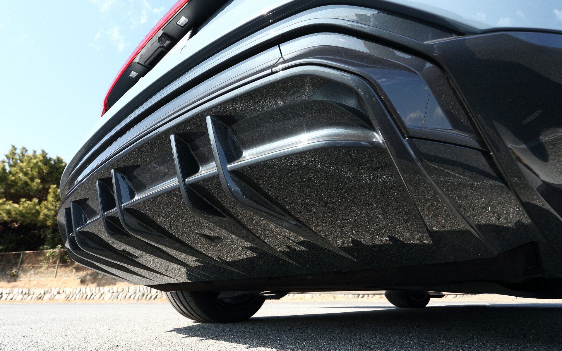 スリムなシルエットに加え、リアセクション下部はディフューザー形状が用いられCd値（空気抵抗係数）は0.24を実現している