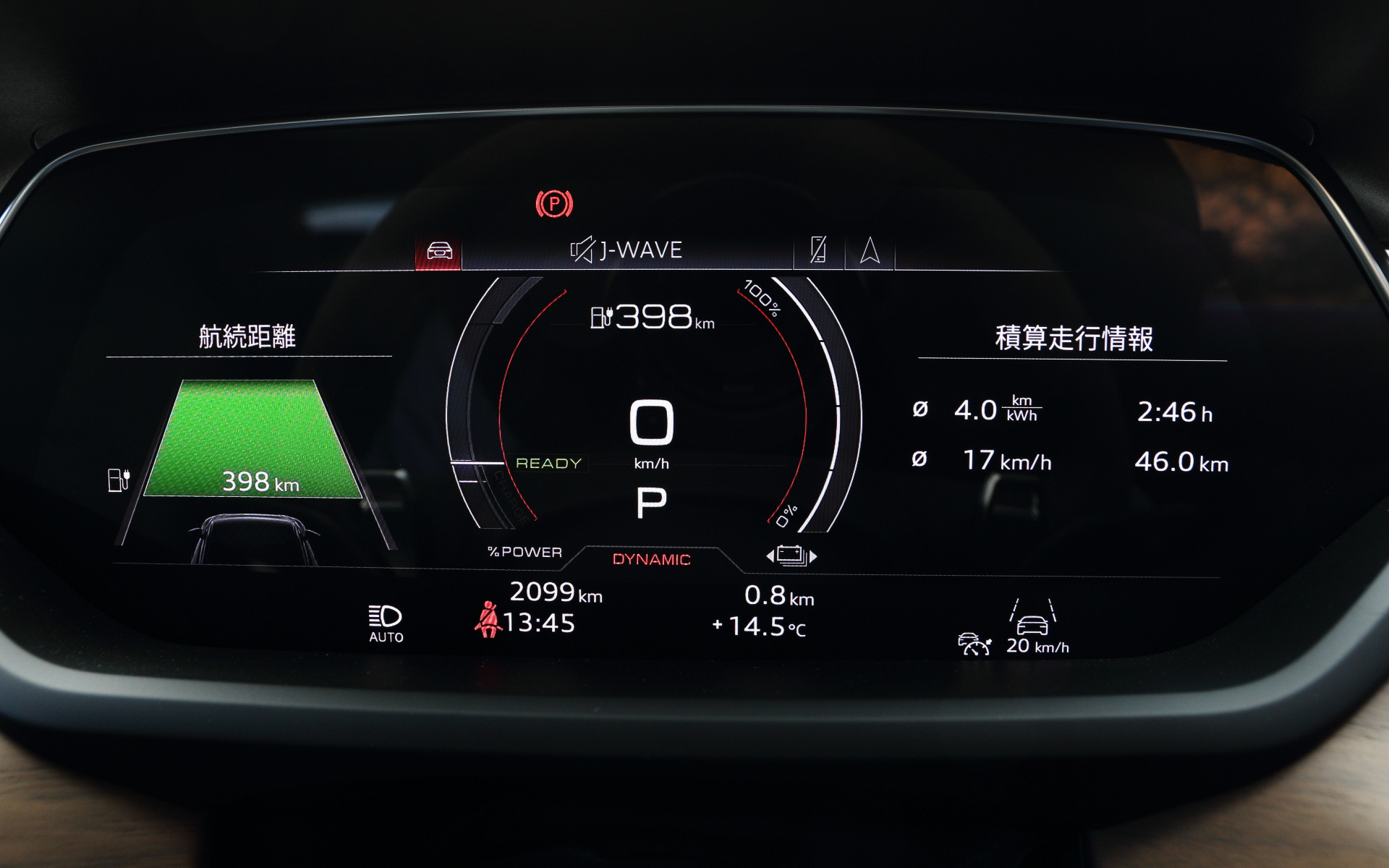 高解像度12.3インチカラー液晶フルデジタルディスプレイの「バーチャルコクピット」は、ドライバーに必要な情報を常に表示。MMIナビゲーションとは異なる縮尺の地図を表示することも可能。デザインは「クラシック」「e-tron」「スポーツ」の3つから選べる