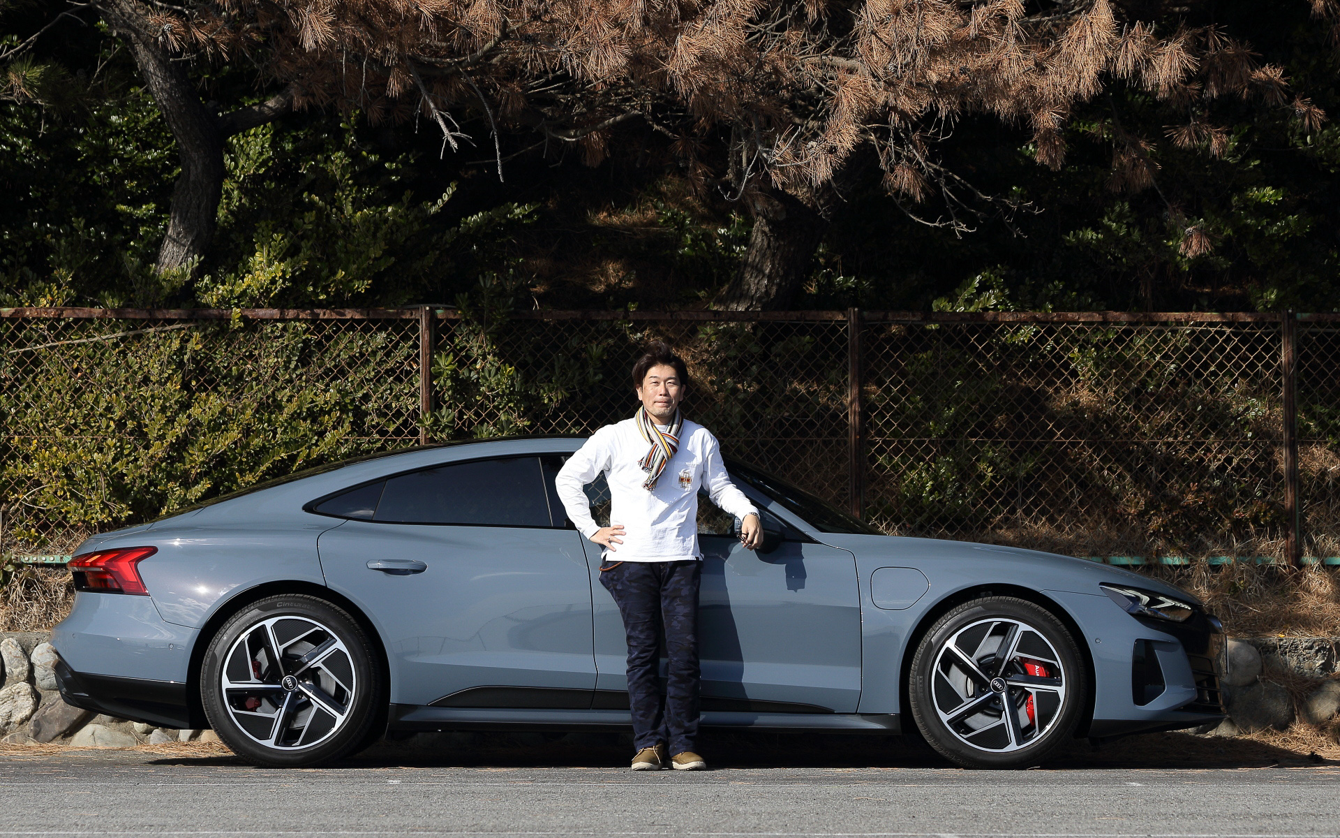 5m近い全長を活かした美しいデザインに仕上がっている4ドアクーペだ