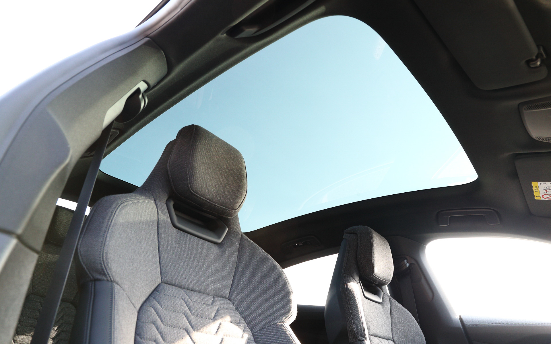 前席から後部席パノラマサンルーフを採用。スペシャルオプションの「カーボンパッケージ」を選択するとルーフは10kg軽いカーボン製となる