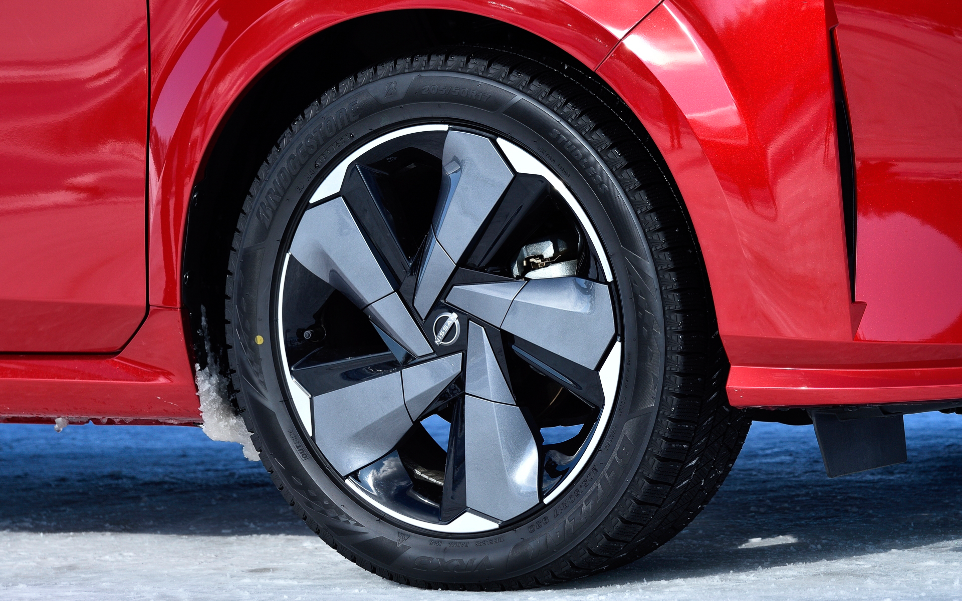 各試乗車はブリヂストン「ブリザック VRX3」（一部車種はVRX2）を装着